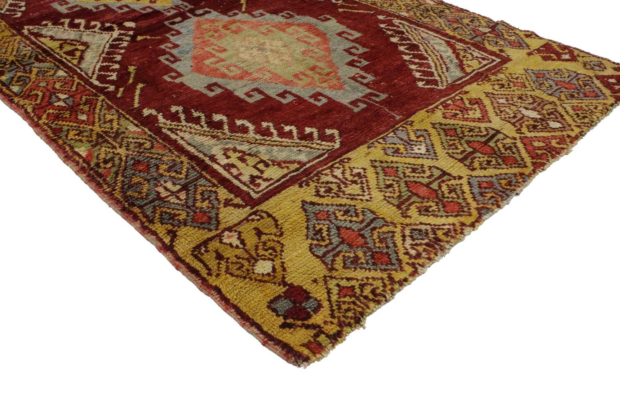 51731, tapis d'accentuation turc vintage Oushak, tapis d'entrée ou de foyer. Ce tapis turc Oushak vintage présente un style moderne et traditionnel. Imprégné de l'histoire de l'Anatolie et de couleurs raffinées, ce tapis Oushak vintage allie