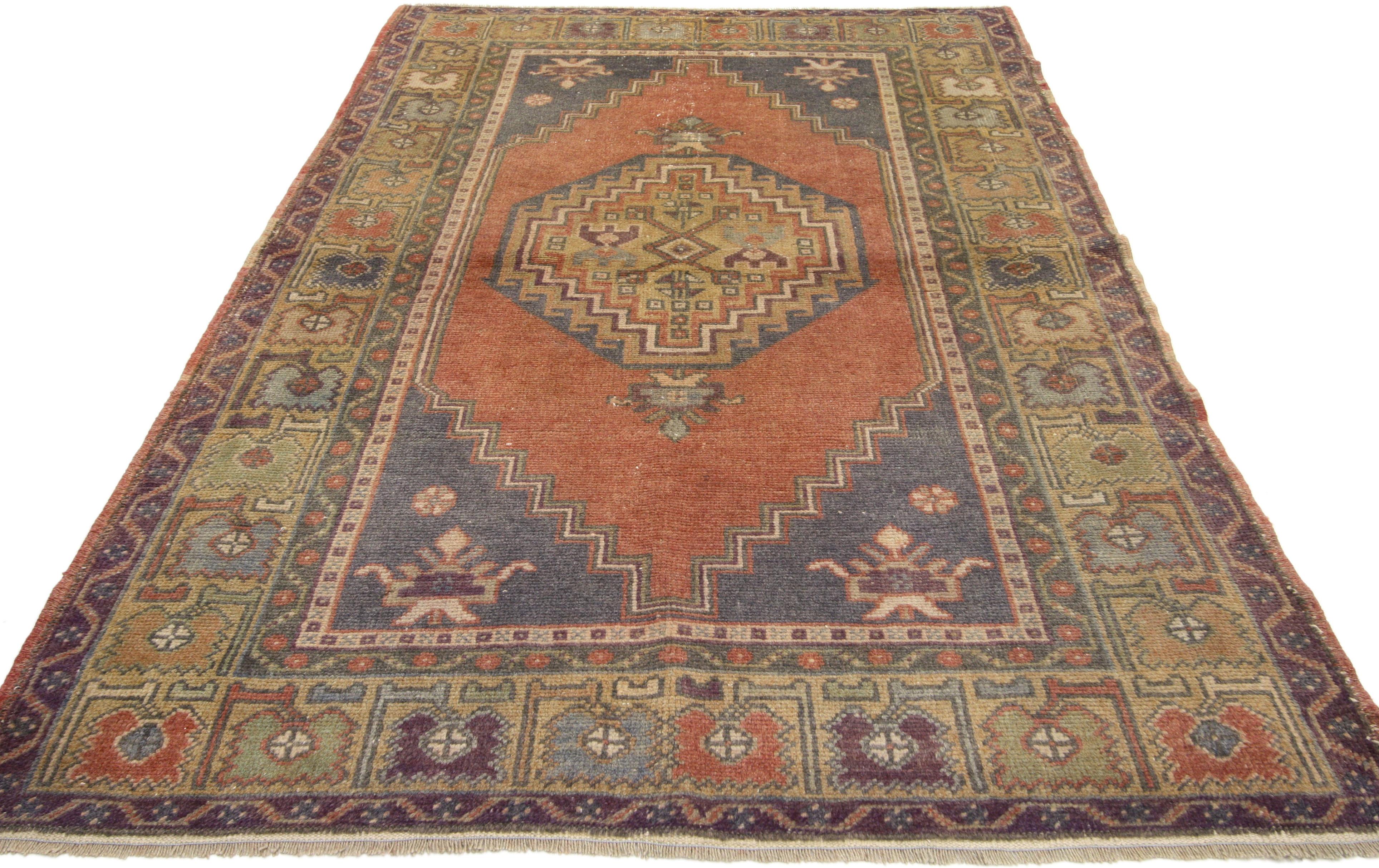 50135, alter türkischer Oushak Akzentteppich, Teppich für den Eingang oder das Foyer. Dieser alte türkische Oushak-Teppich zeichnet sich durch einen modernen traditionellen Stil aus. Mit seiner anatolischen Geschichte und seinen raffinierten Farben