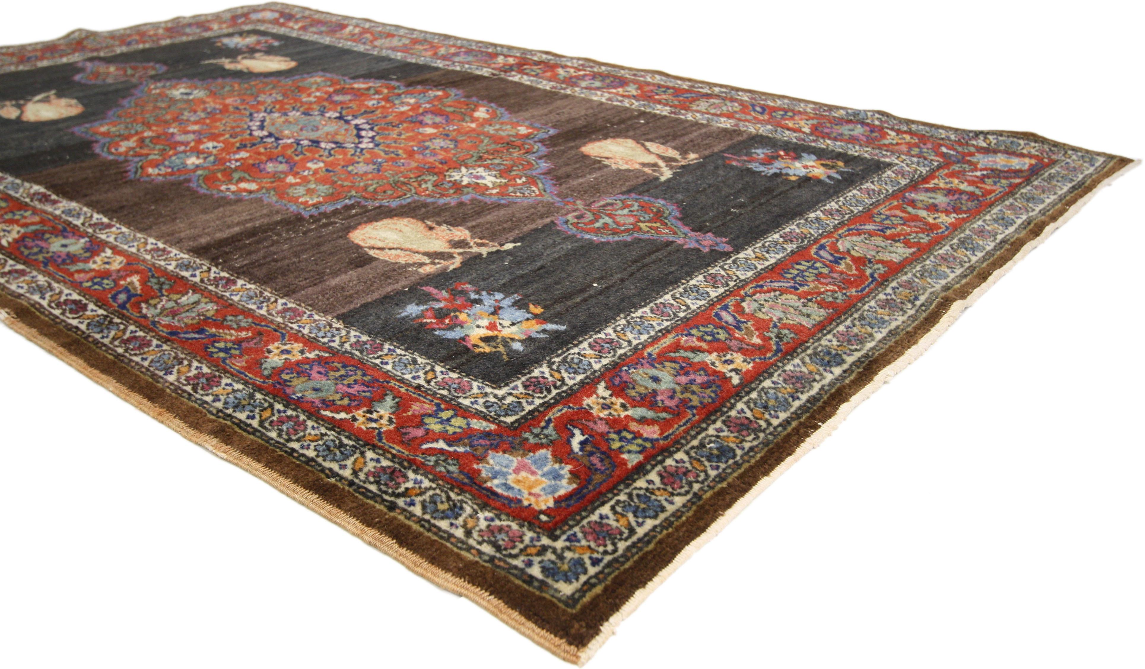 51725, tapis d'accentuation turc vintage Oushak, tapis d'entrée ou de foyer. Ce tapis turc Oushak vintage présente un style moderne et traditionnel. Imprégné de l'histoire de l'Anatolie et de couleurs raffinées, ce tapis Oushak vintage allie