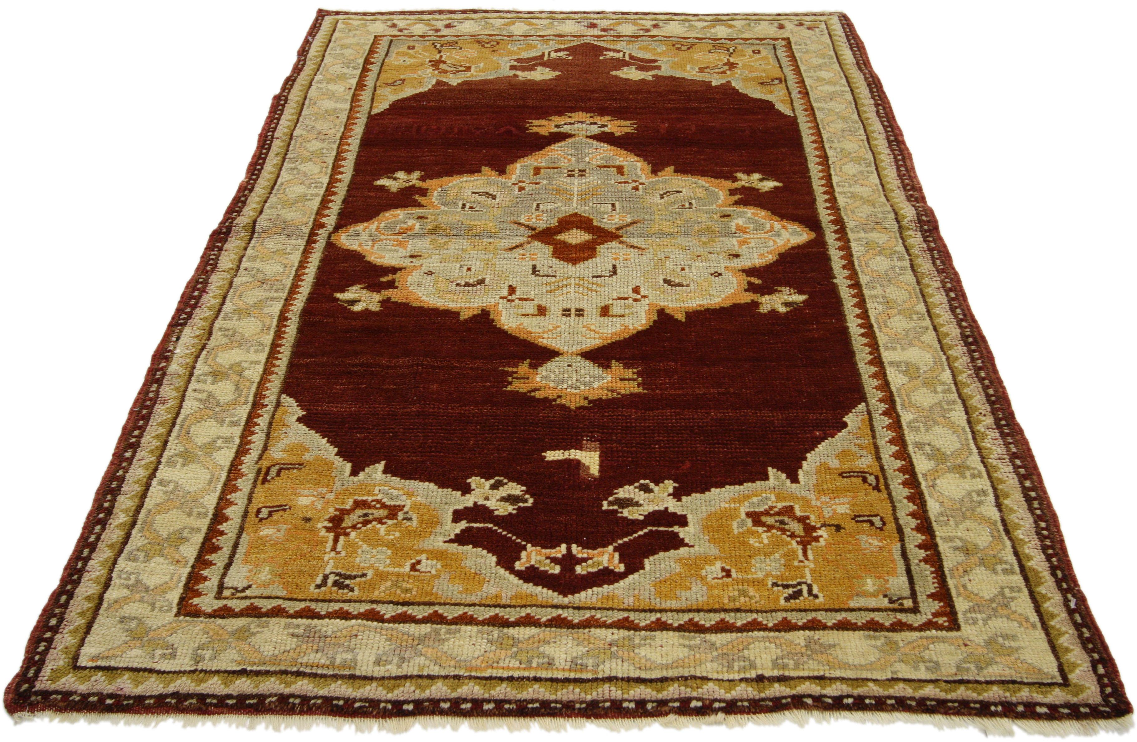 Turc Tapis d'appoint turc vintage d'Oushak, entrée ou chambre à coucher en vente