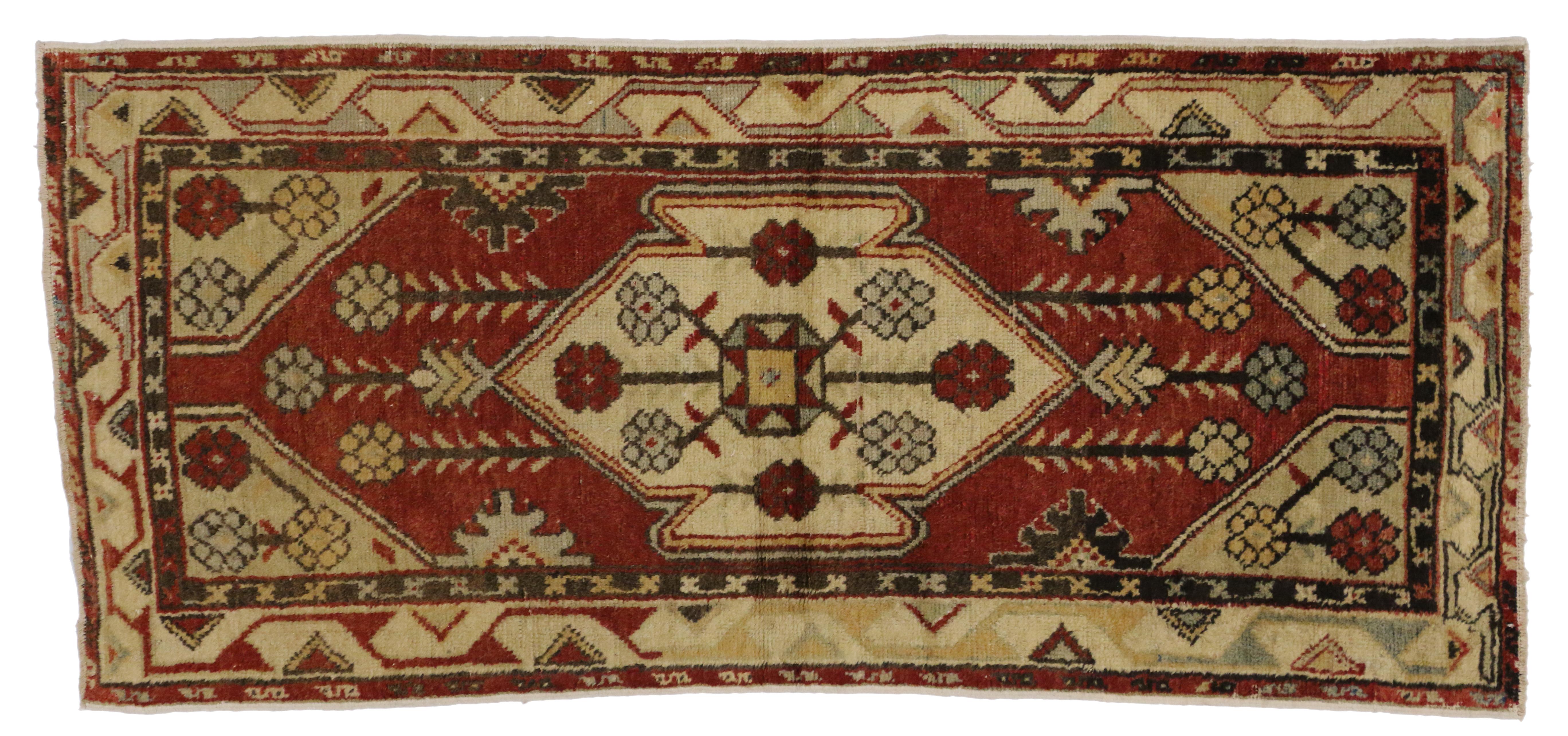 1960’s Turkish Oushak Rug with Traditional Style In Good Condition For Sale In Dallas, TX