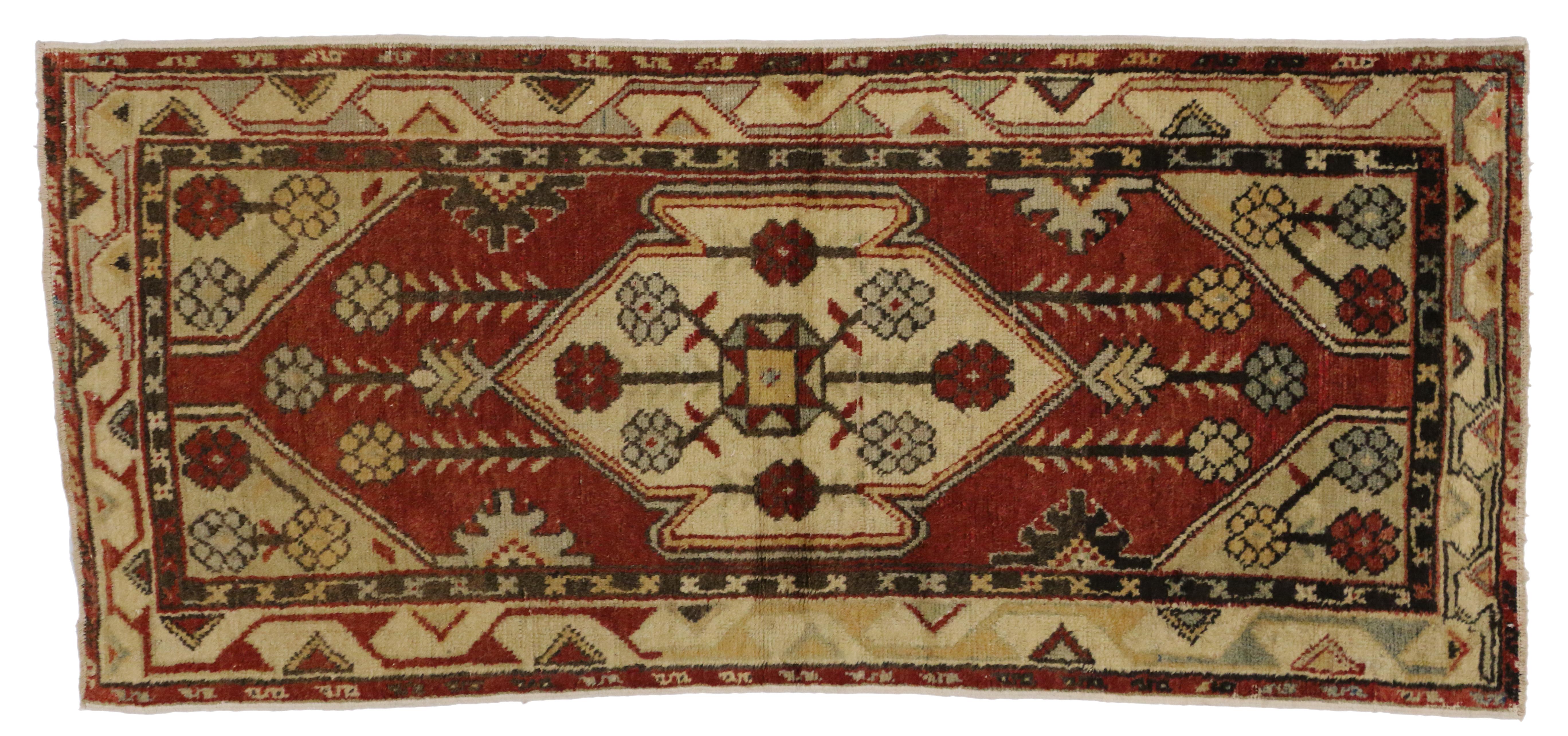 Vintage Turkish Oushak Accent Rug, Entry or Foyer Rug In Good Condition For Sale In Dallas, TX