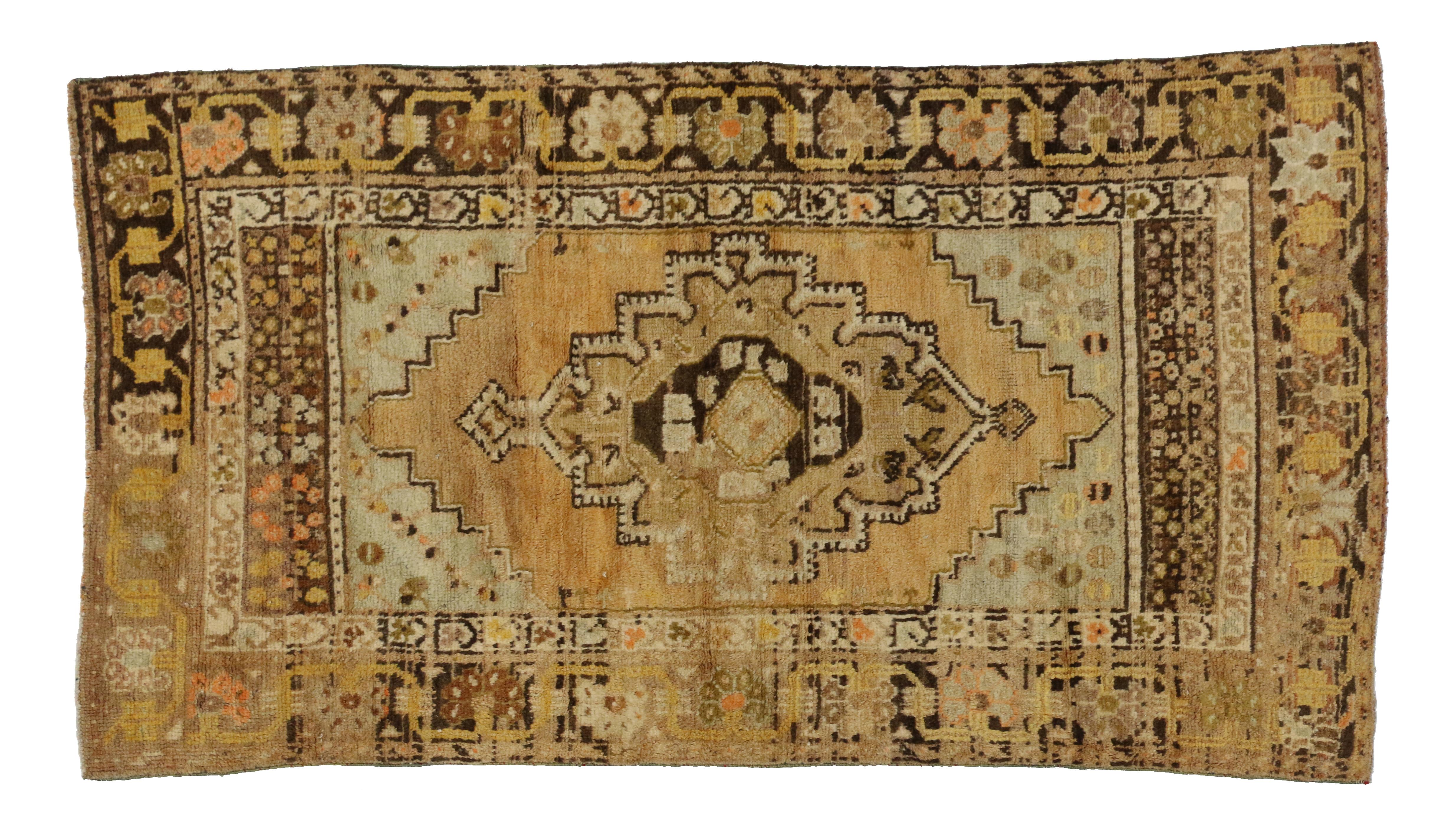  Vintage Turkish Oushak Accent Rug, Entry or Foyer Rug In Good Condition For Sale In Dallas, TX