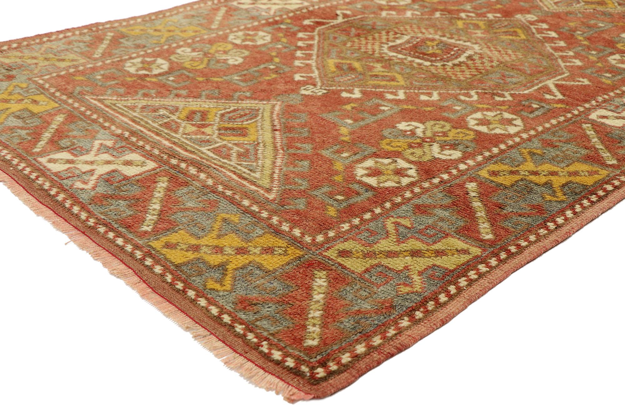 51213, türkischer Oushak-Akzentteppich im Vintage-Stil, Teppich für den Eingangsbereich oder das Foyer. Dieser alte türkische Oushak-Teppich zeichnet sich durch einen modernen, traditionellen Stil aus. Mit seiner anatolischen Geschichte und seinen