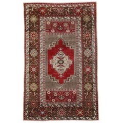 Türkischer Oushak-Akzent-Teppich im traditionellen Stil