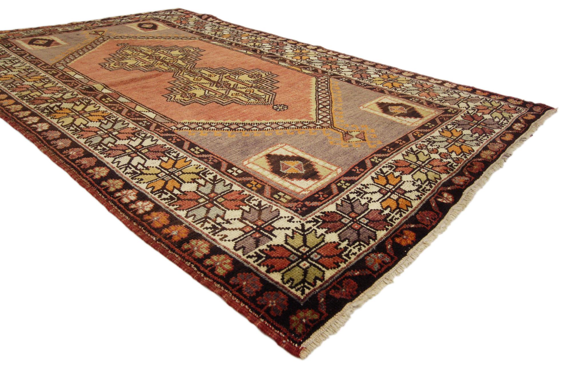 50155 Türkischer Oushak-Teppich Vintage, 03'07 x 05'11. 
Dieser handgeknüpfte türkische Oushak-Teppich aus Wolle vereint modernen Stil mit traditioneller Sensibilität. Das verschlungene geometrische Muster und die erdige Farbgebung, die in dieses