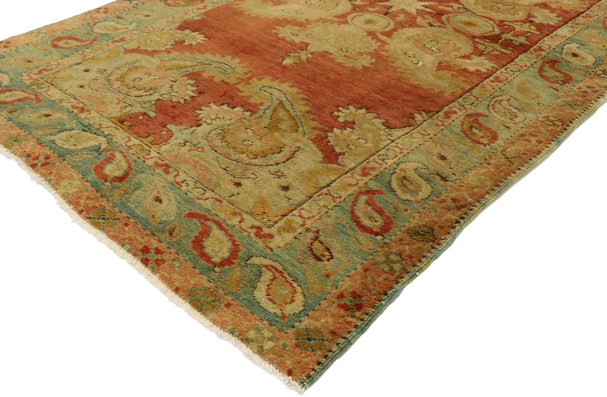 51395, tapis d'accentuation turc Oushak vintage avec motif Boteh sur toute la surface. Ce tapis turc Oushak en laine nouée à la main présente un champ de couleurs rouge et orange recouvert de botehs dansants, d'étoiles et de palmettes dans des tons