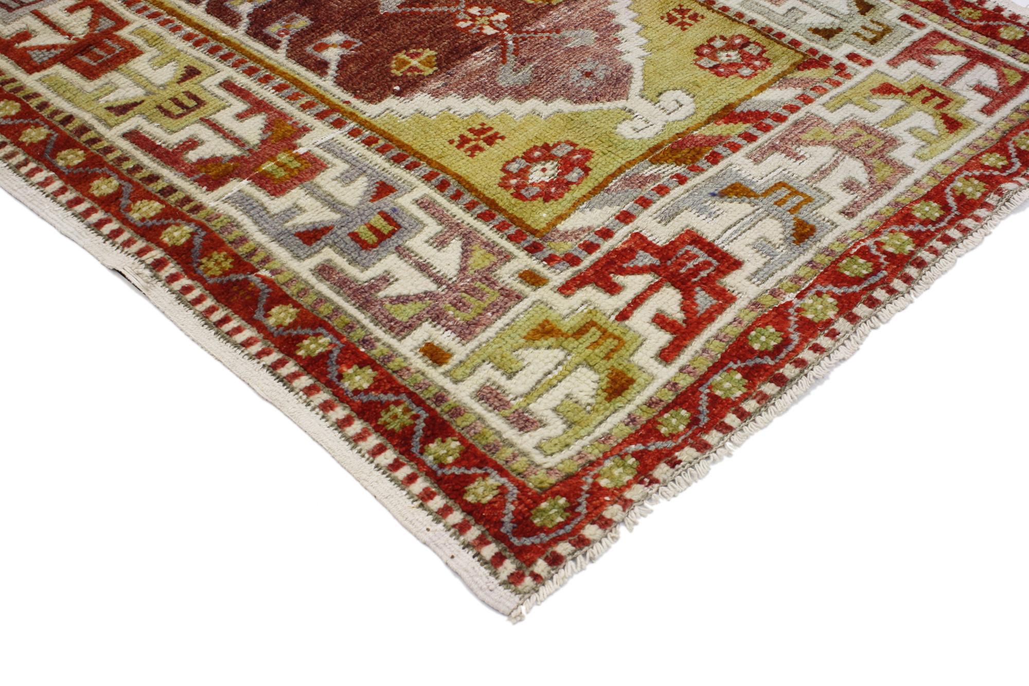 51744 Tapis turc vintage Yuntdag Oushak, 03'02 x 04'10. Plongez dans l'univers des tapis Yuntdag, un trésor turc provenant de la région enchanteresse de Yuntdag, dans l'ouest de l'Anatolie. Méticuleusement fabriqués par des artisans qualifiés, ces