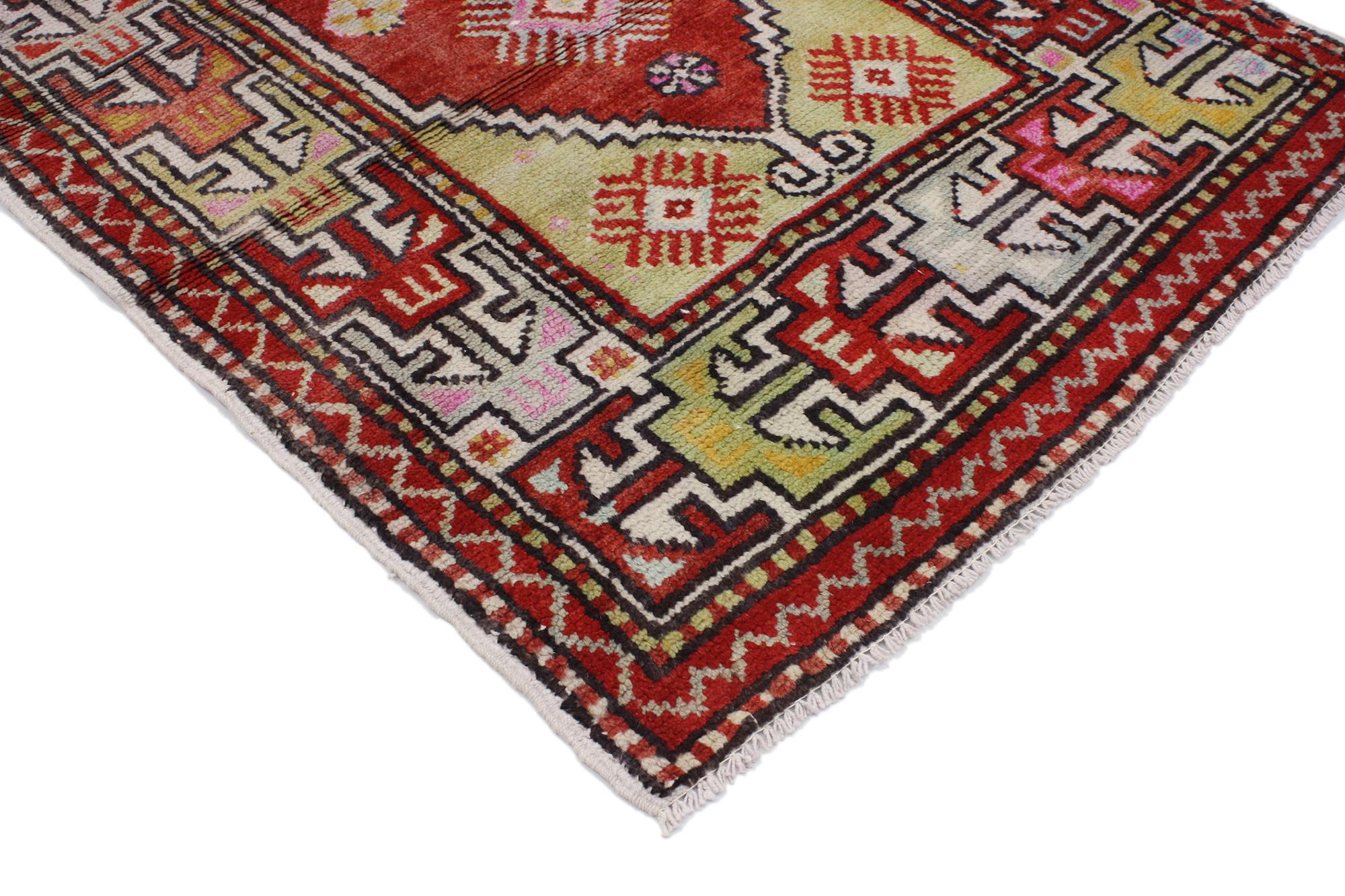 51753, alfombra turca vintage Oushak de acento con estallido de color, alfombra Yuntdag de Anatolia. Esta alfombra turca Oushak vintage presenta un estilo tradicional moderno. Inmersa en la historia de Anatolia y en colores refinados, esta alfombra