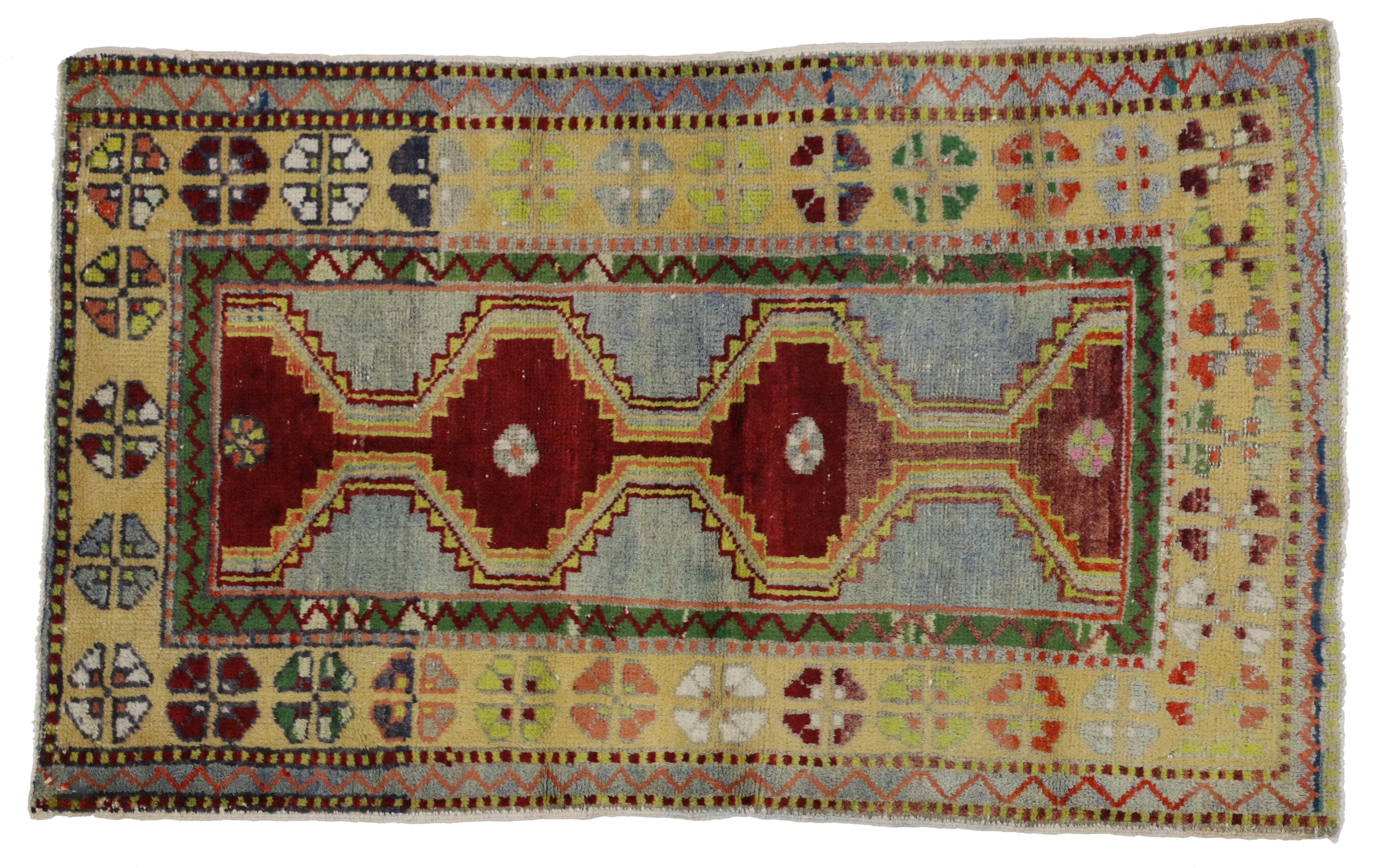 Vintage Turkish Oushak Accent Rug with Color Pop, Anatolian Yuntdag Rug In Good Condition In Dallas, TX