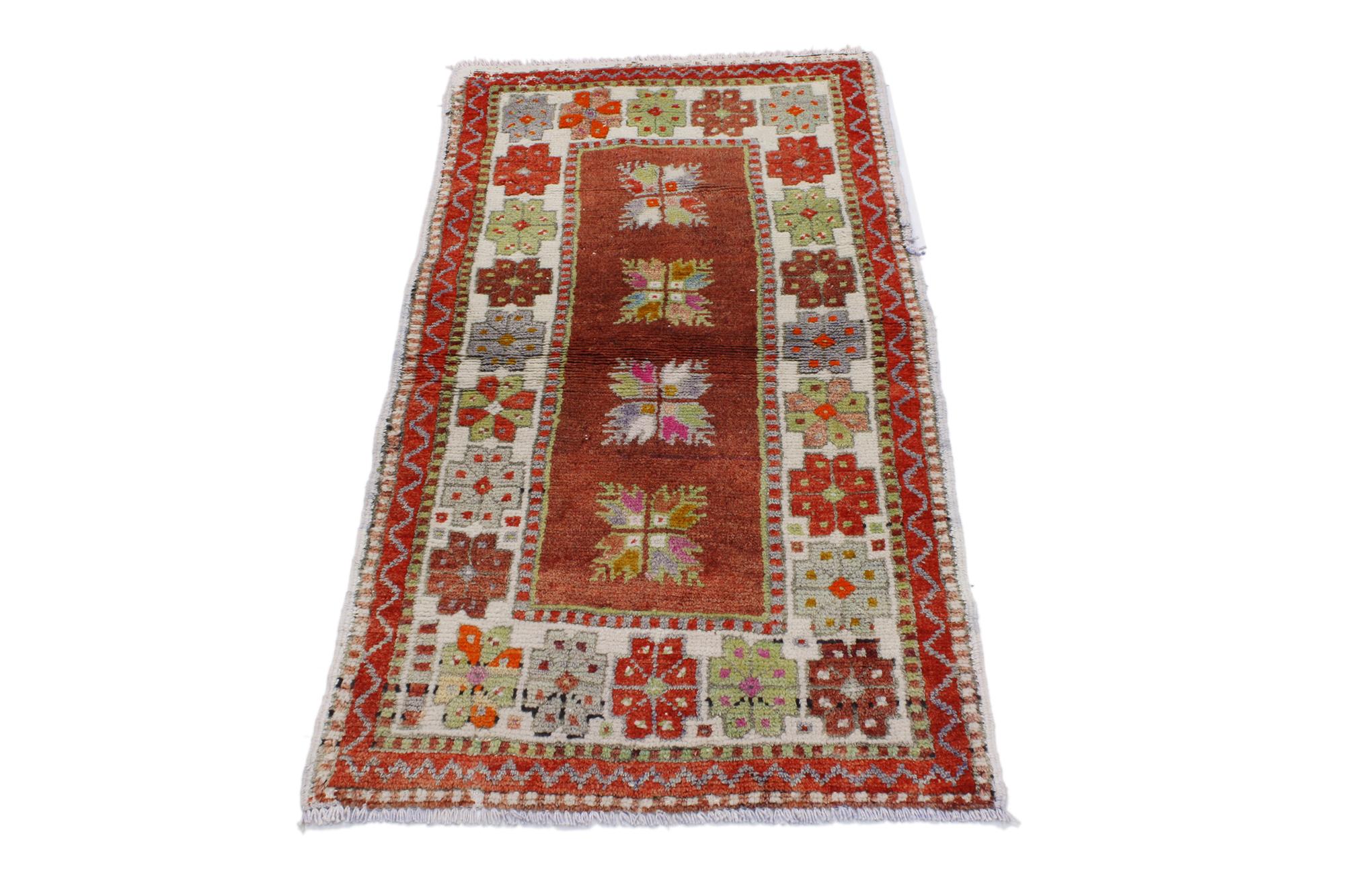 Vintage Turkish Oushak Accent Rug with Color Pop, Anatolian Yuntdag Rug In Good Condition For Sale In Dallas, TX