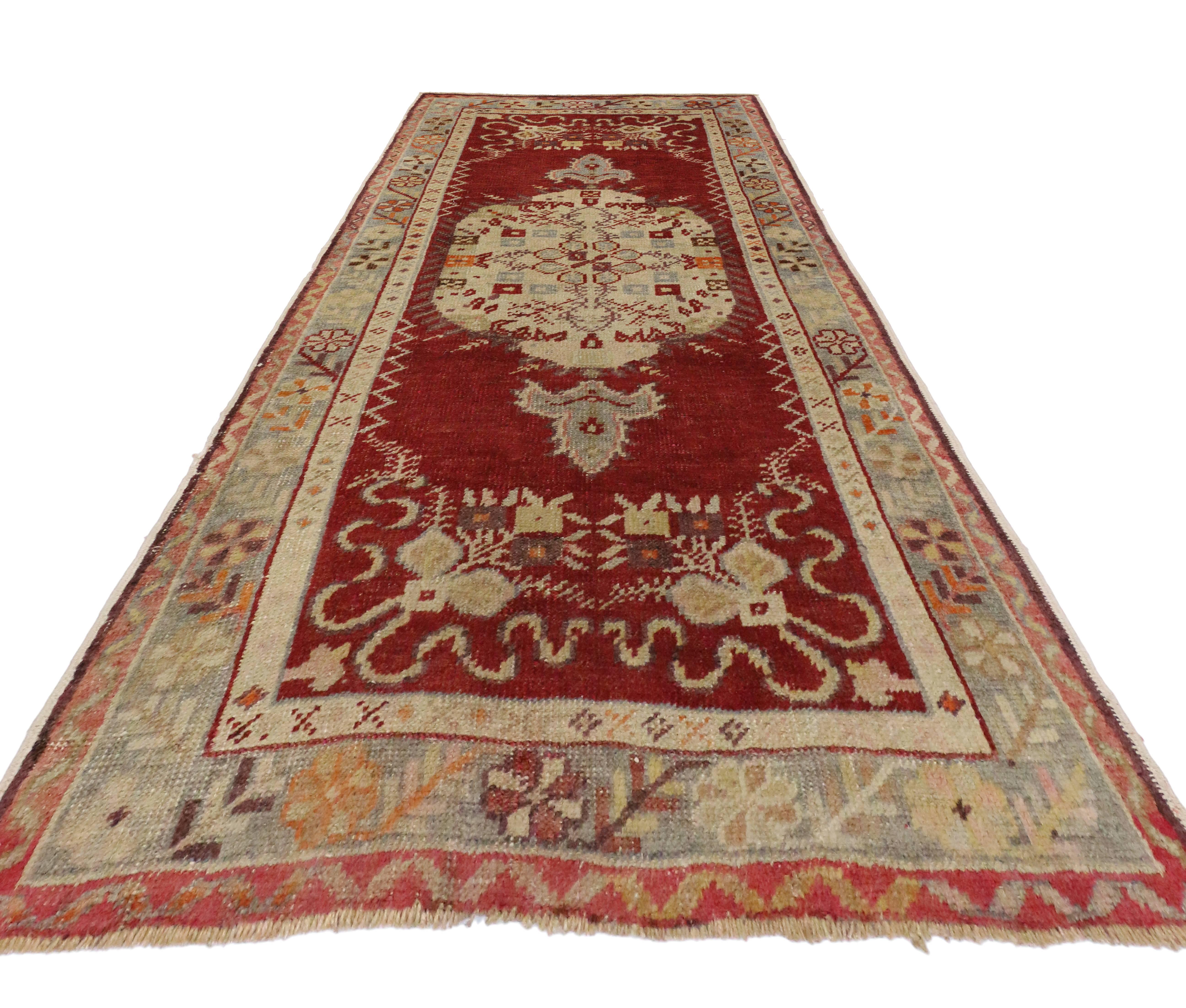 Vintage Turkish Oushak Accent Rug with Jacobean Style In Good Condition For Sale In Dallas, TX