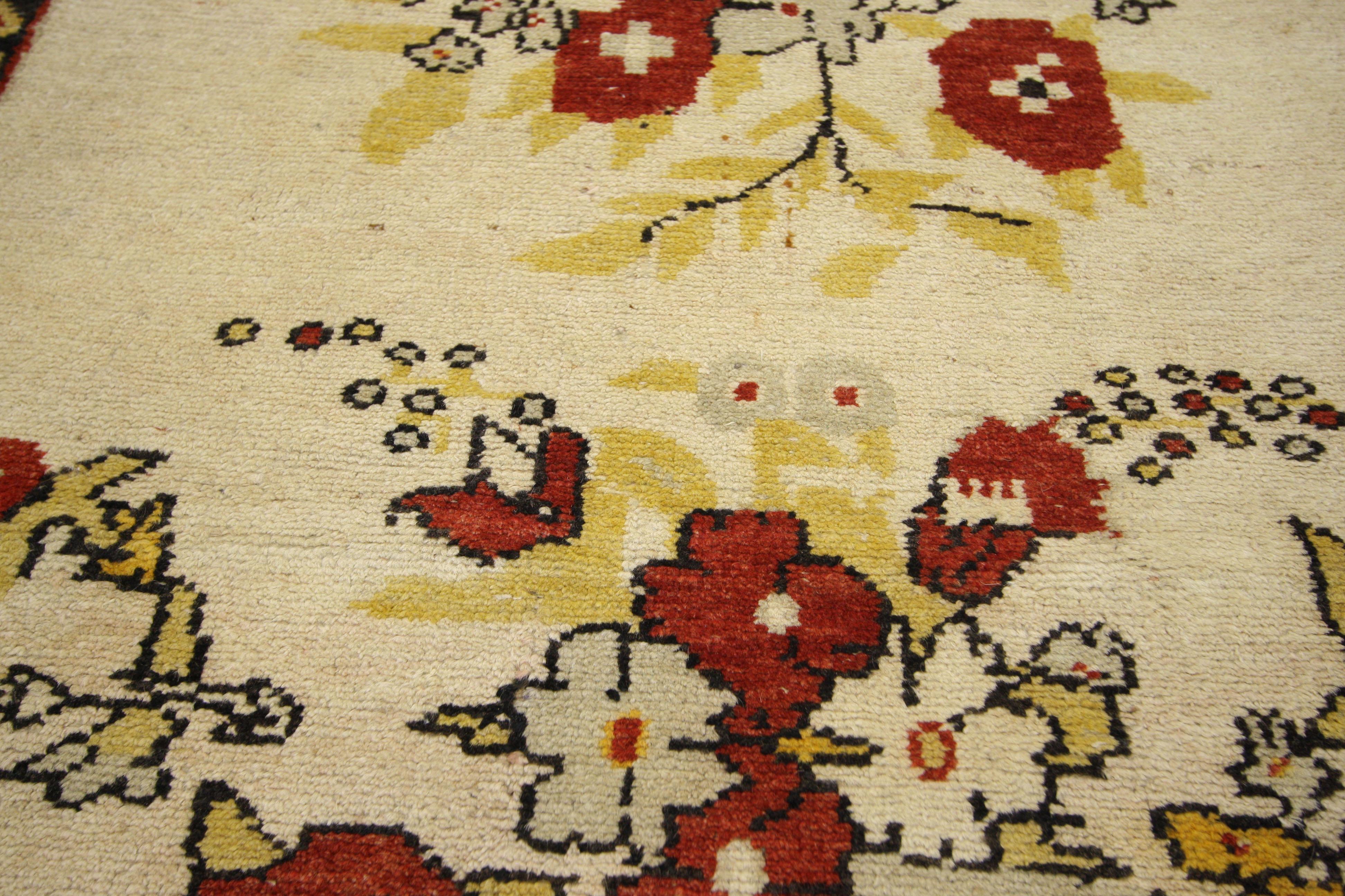Vintage Turkish Oushak Accent Rug with English Country Style In Good Condition For Sale In Dallas, TX
