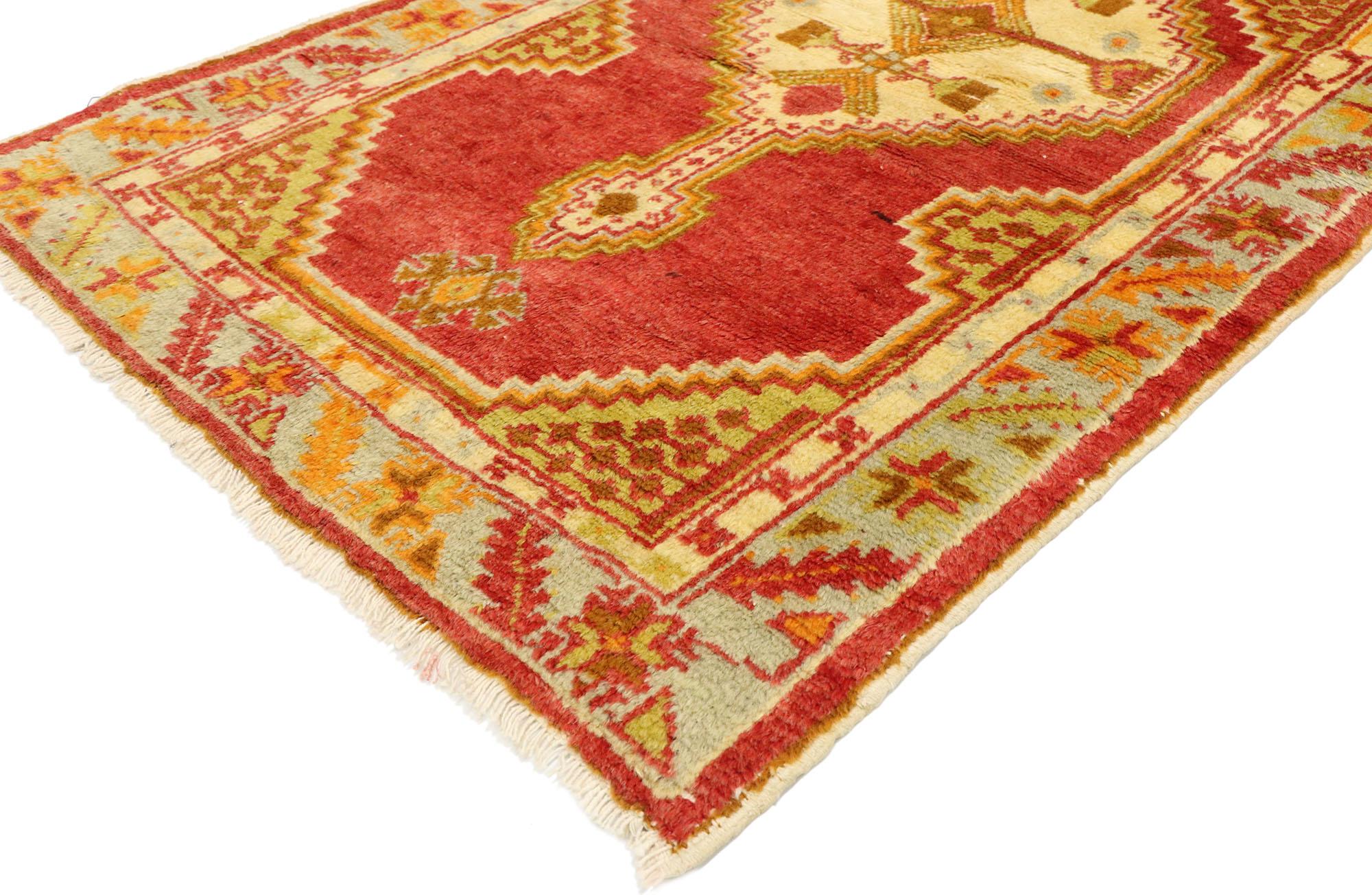 51120, tappeto d'epoca turco Oushak con stile tribale moderno nord-occidentale 02'07 x 04'08. Questo tappeto Oushak turco vintage in lana annodato a mano presenta un medaglione a palo a gradini ancorato con pendenti in un campo aperto rosso abraso.