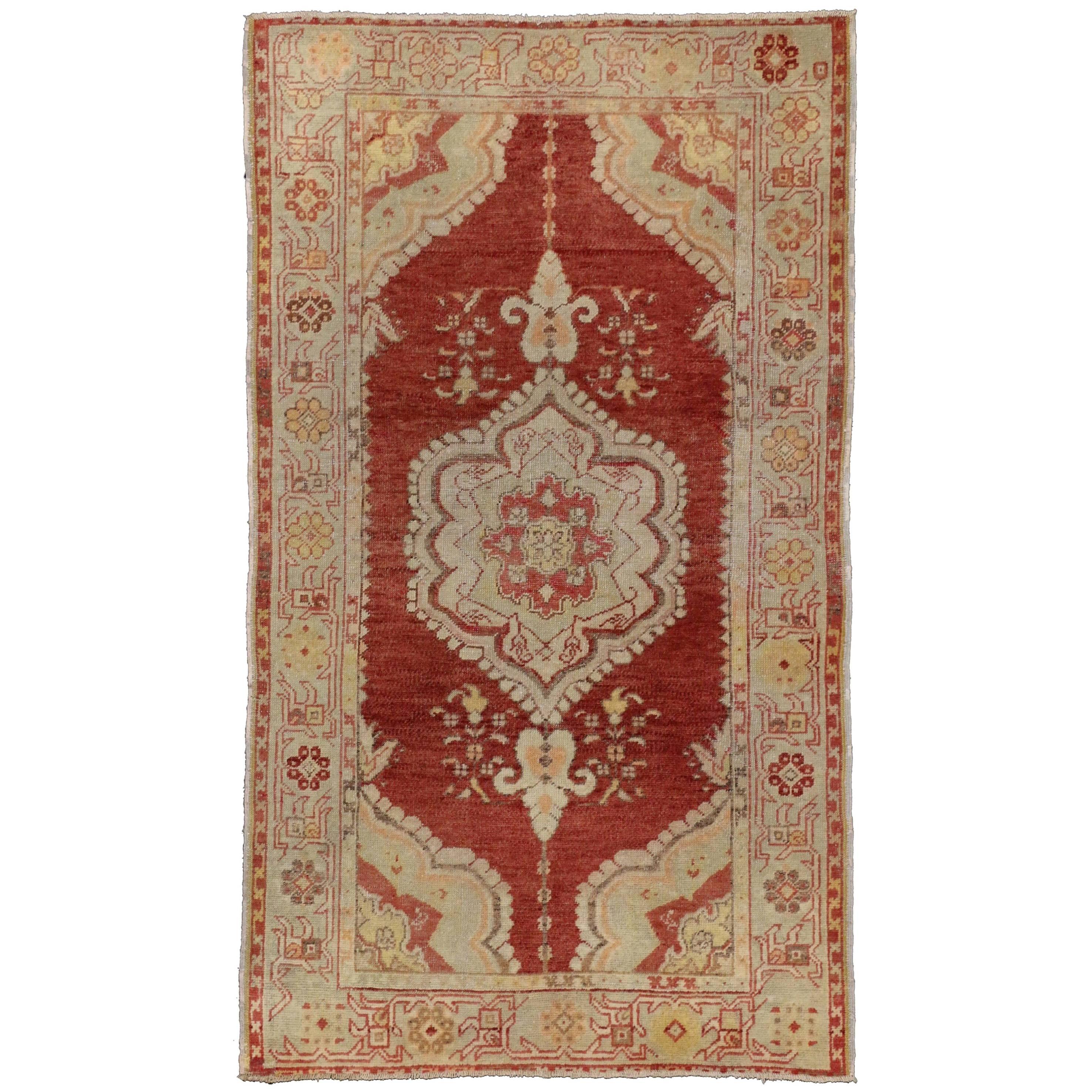 Tapis d'appoint turc vintage d'Oushak avec style colonial espagnol moderne et rustique en vente