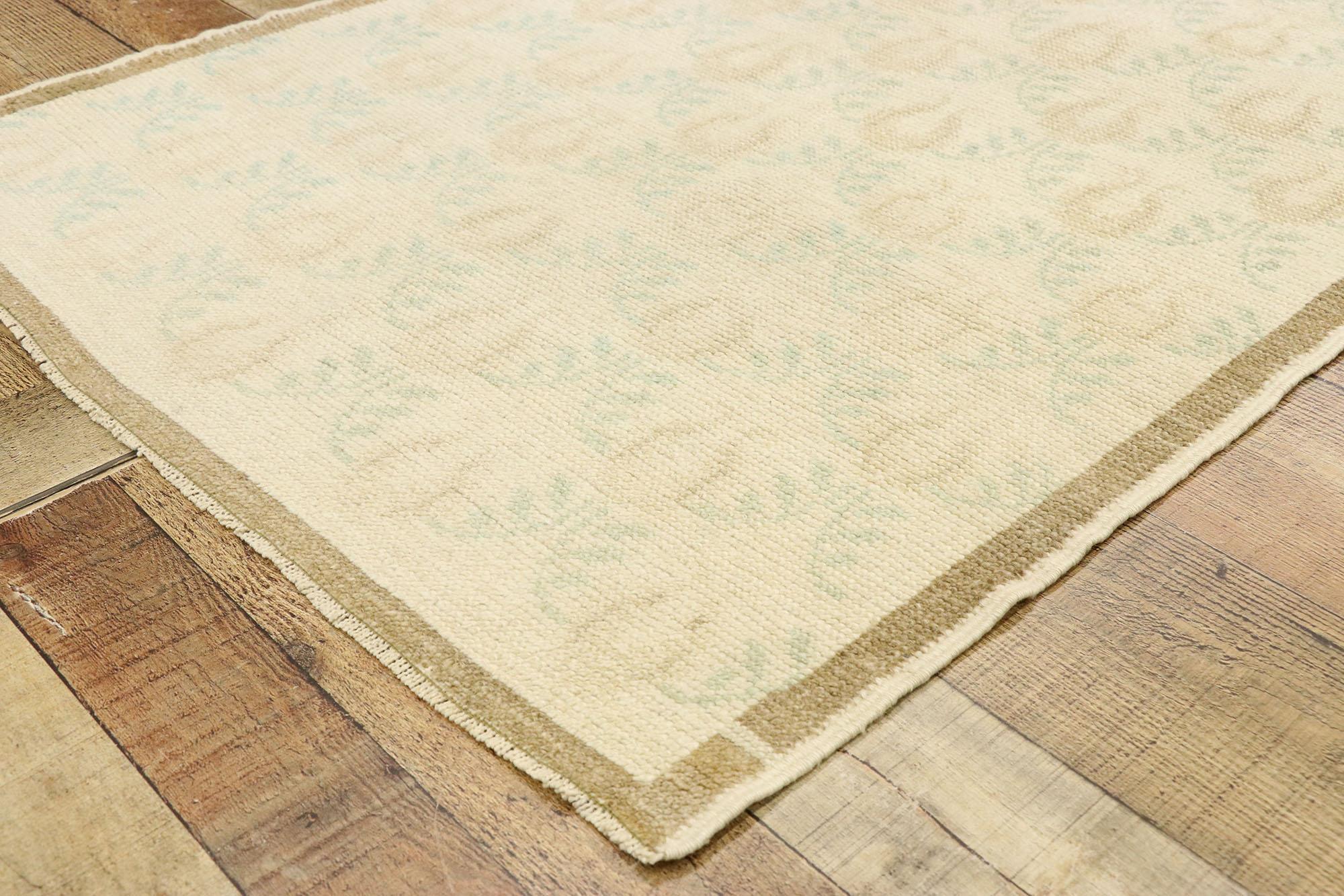 20ième siècle Tapis turc d'appoint Oushak vintage avec romantique style chteau rococo franais en vente