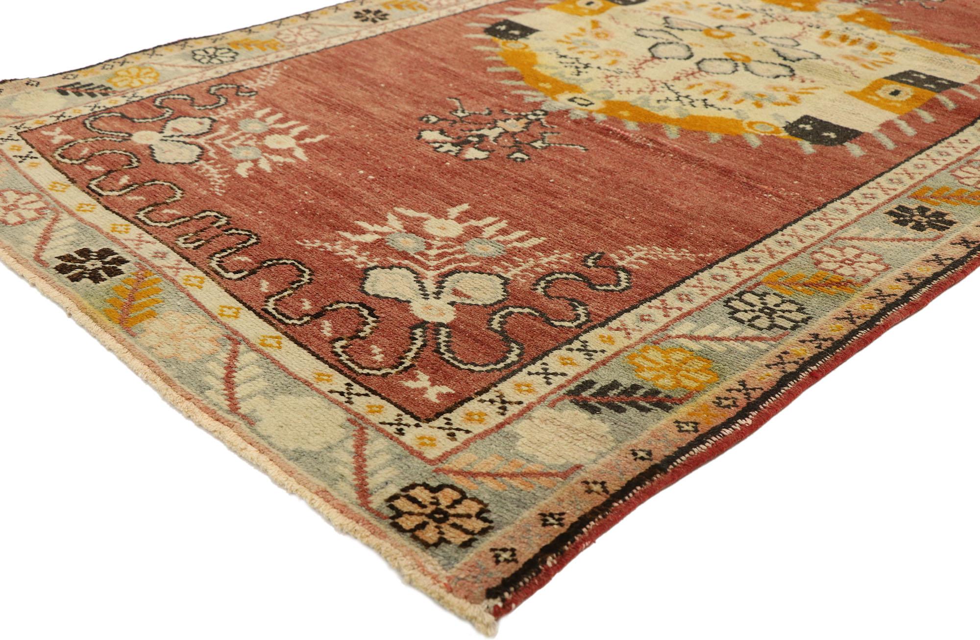 50338, tapis d'accent vintage turc Oushak de style rococo français rustique, tapis d'entrée ou de foyer. Ce tapis turc Oushak vintage présente un style moderne et traditionnel. Imprégné de l'histoire de l'Anatolie et de couleurs raffinées, ce tapis