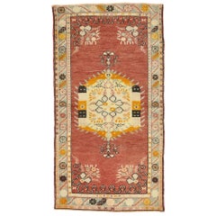 Tapis turc vintage d'appoint Oushak avec style rococo français rustique