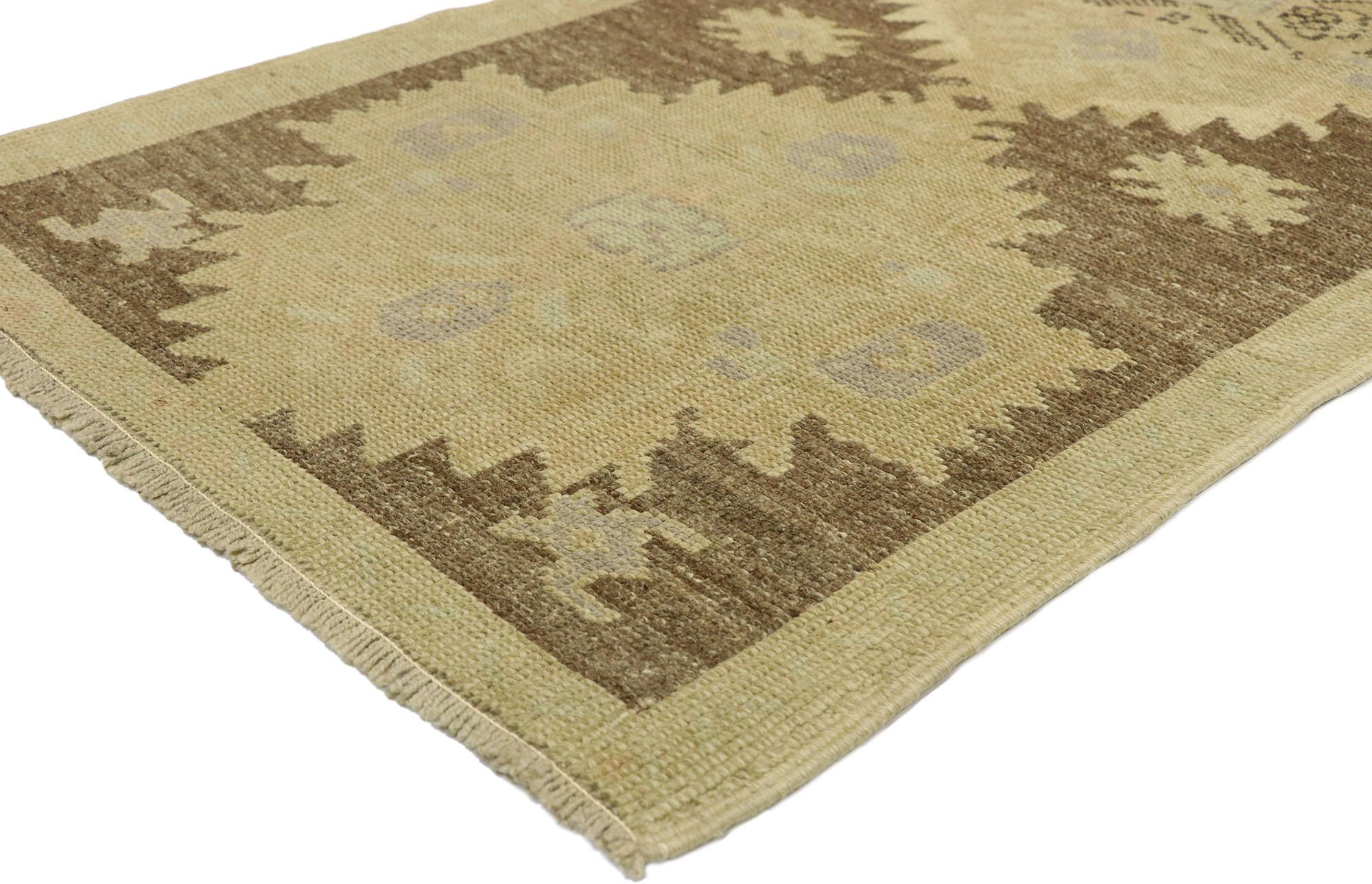 51126 tappeto d'accento vintage in Oushak turco con stile rustico Shaker Style. Lo stile Shaker e la bellezza senza sforzo incontrano la sensibilità rustica di questo tappeto Oushak vintage in lana annodato a mano. Il campo anticato presenta tre