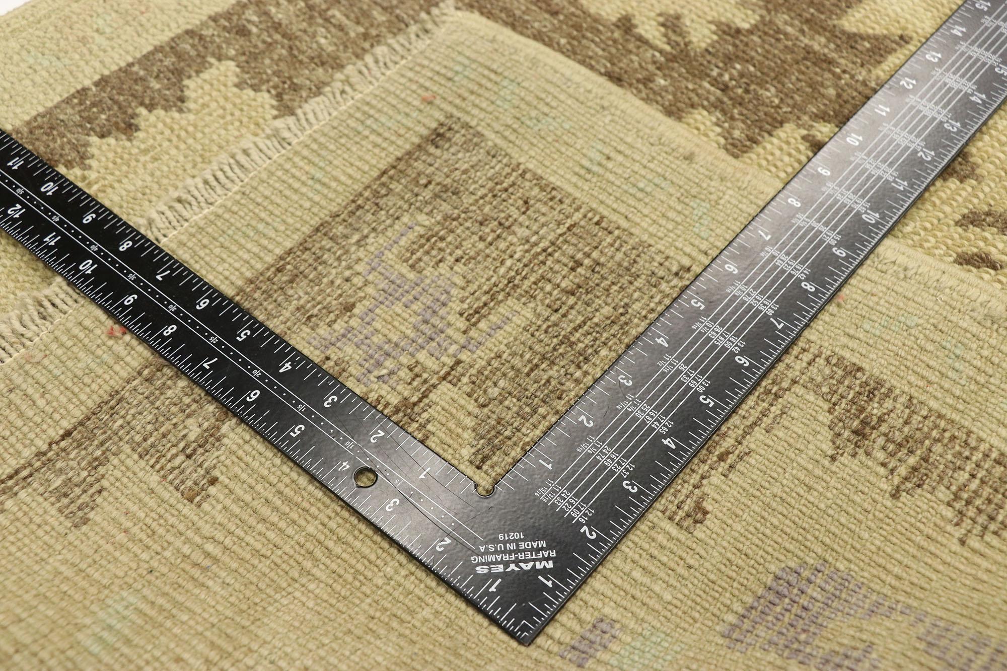 Annodato a mano Tappeto d'accento turco vintage in oushak con stile rustico Shaker Style in vendita