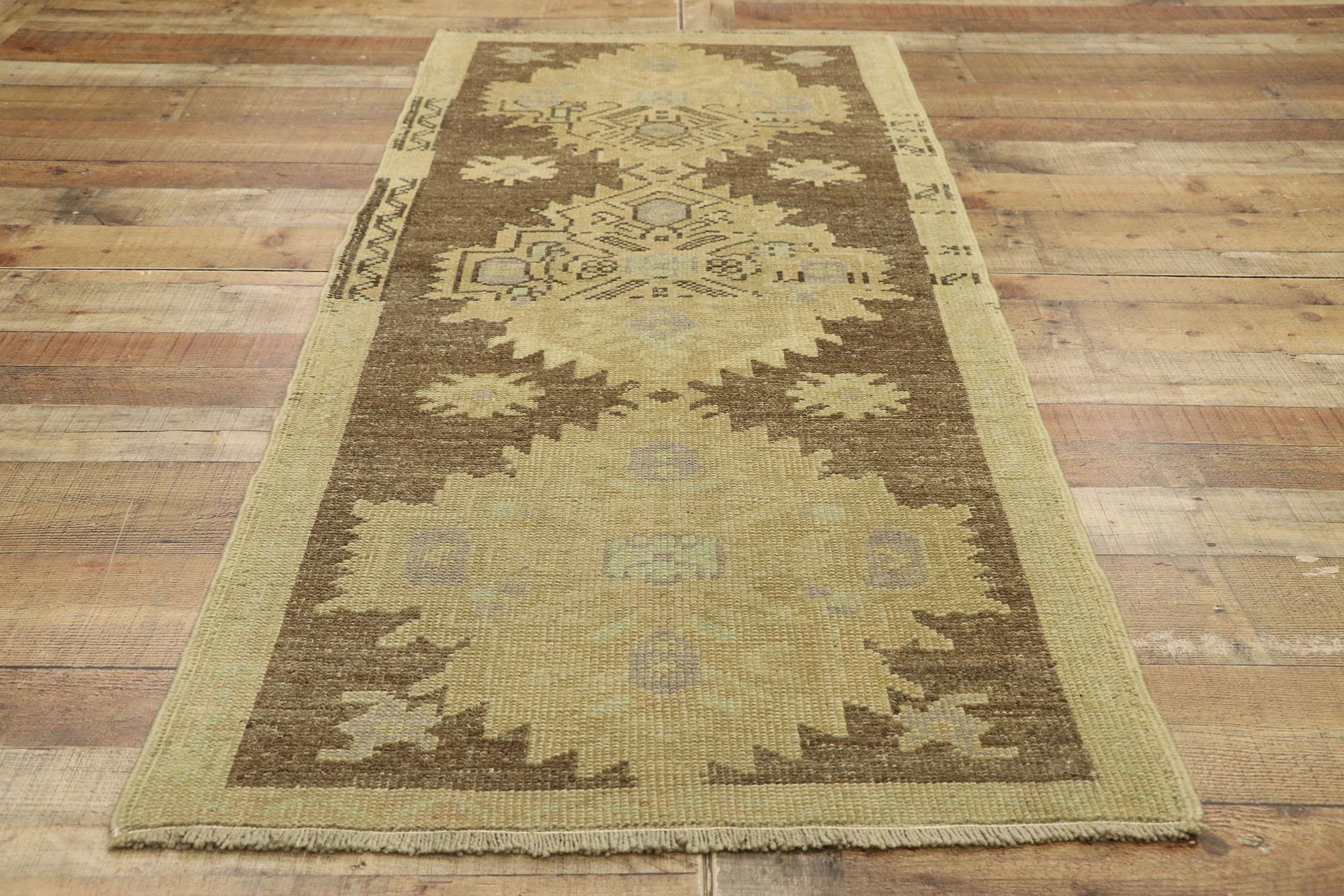 XX secolo Tappeto d'accento turco vintage in oushak con stile rustico Shaker Style in vendita