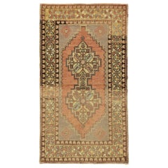 Türkischer Oushak-Akzent-Teppich im rustikalen spanischen Revival-Stil