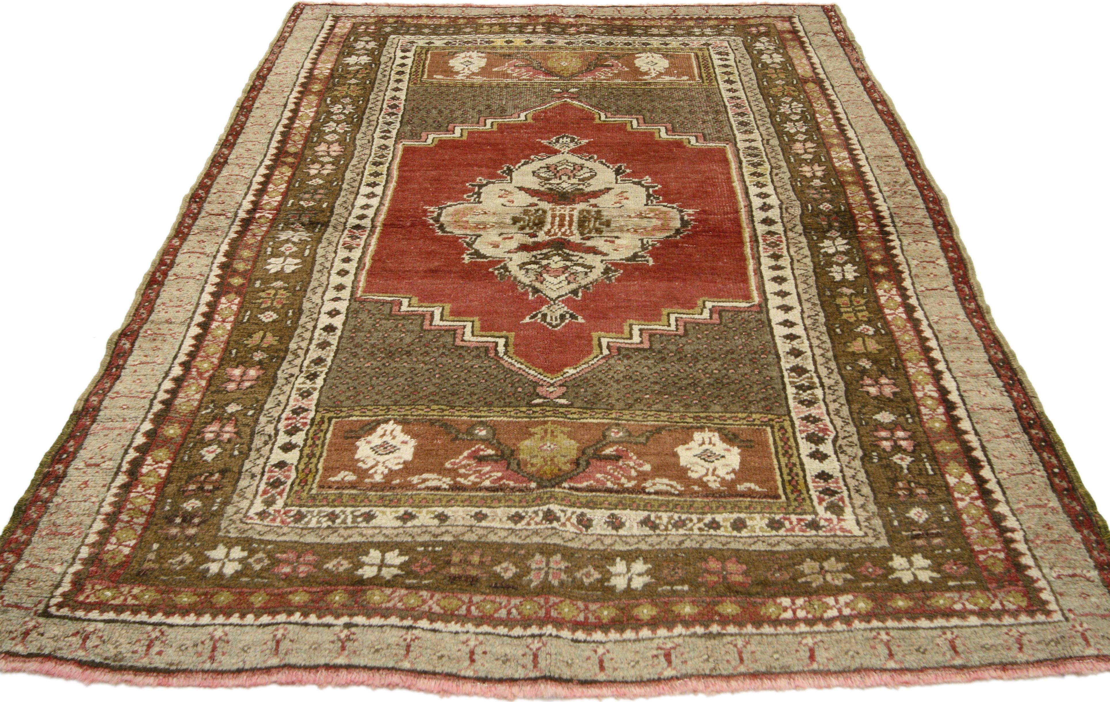 50121, ein alter türkischer Oushak-Teppich im traditionellen Stil. Dieser einzigartige türkische Oushak-Teppich zeichnet sich durch ein zentrales geometrisches Medaillon in Creme mit einem Paar üppiger Palmetten aus, die auf einem abgewetzten roten