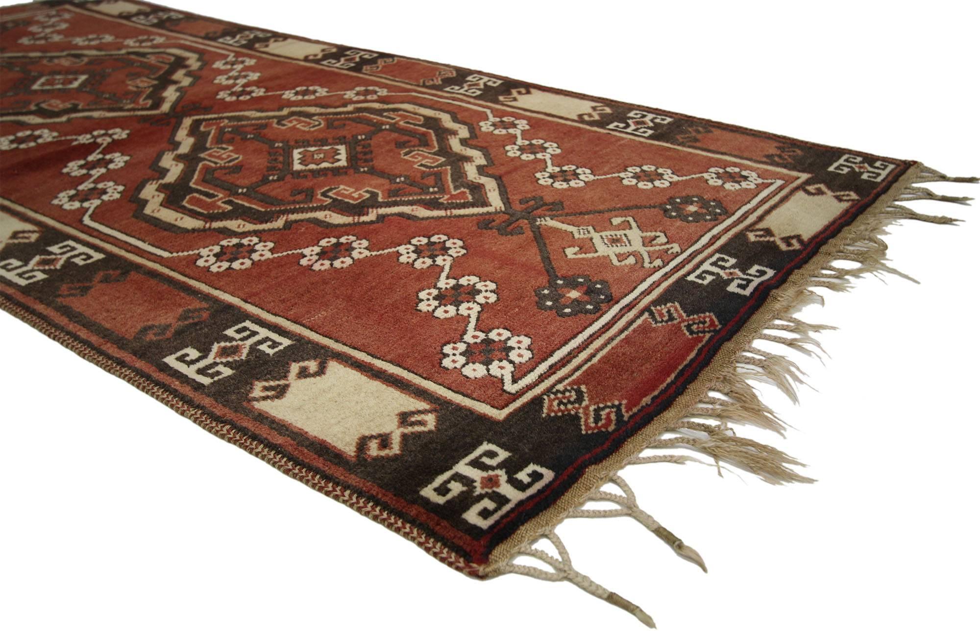 Türkischer Oushak-Akzent-Teppich mit Stammesmuster, Vintage (Handgeknüpft) im Angebot