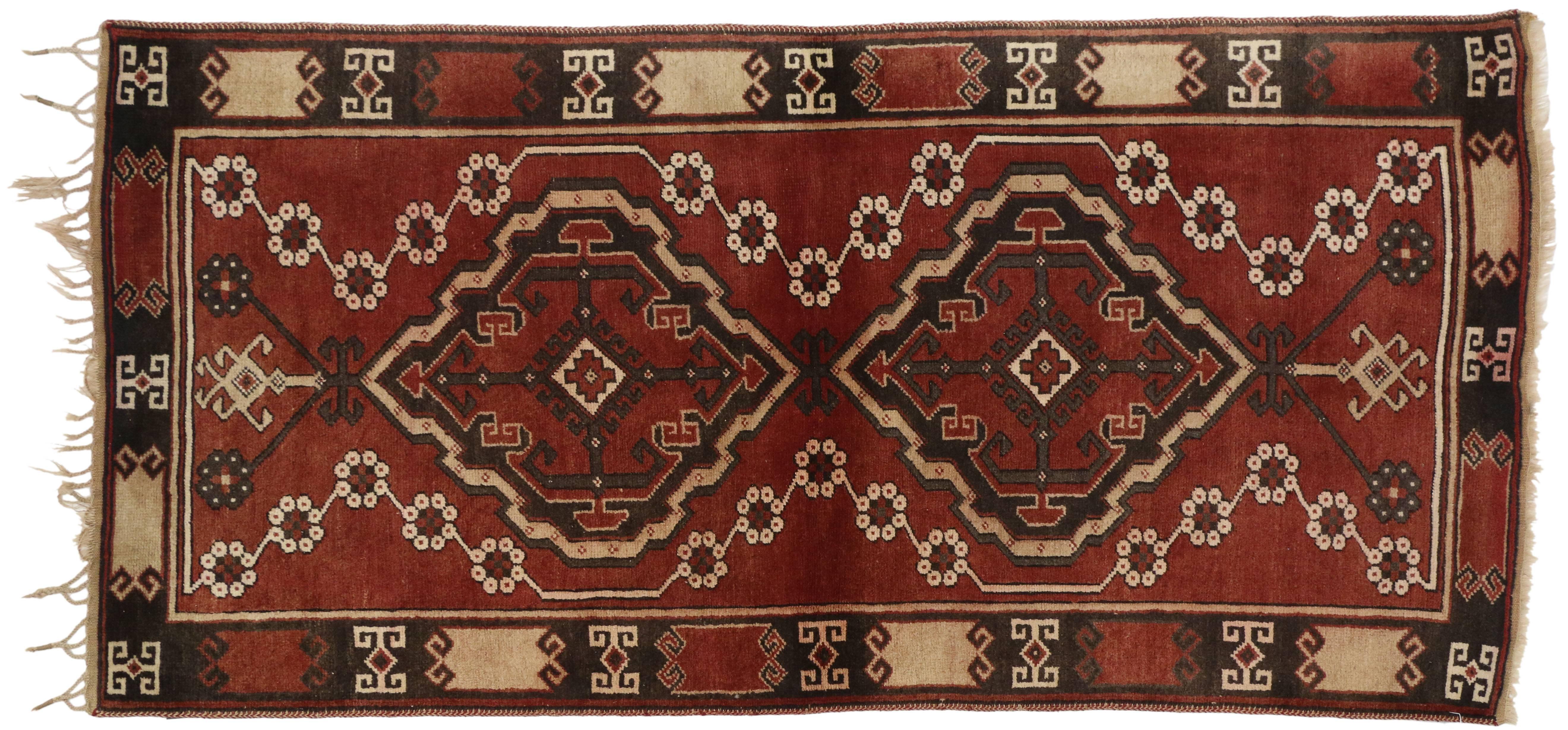 Türkischer Oushak-Akzent-Teppich mit Stammesmuster, Vintage im Zustand „Gut“ im Angebot in Dallas, TX
