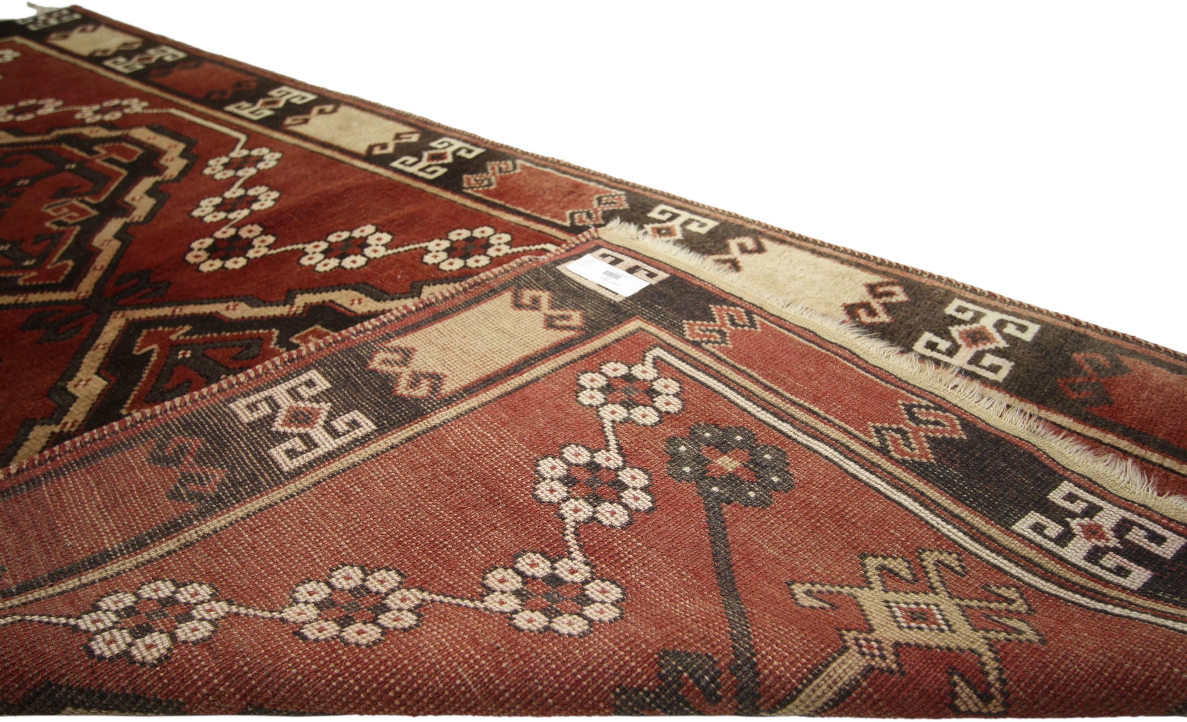 Laine Tapis turc vintage d'appoint Oushak avec motif tribal en vente