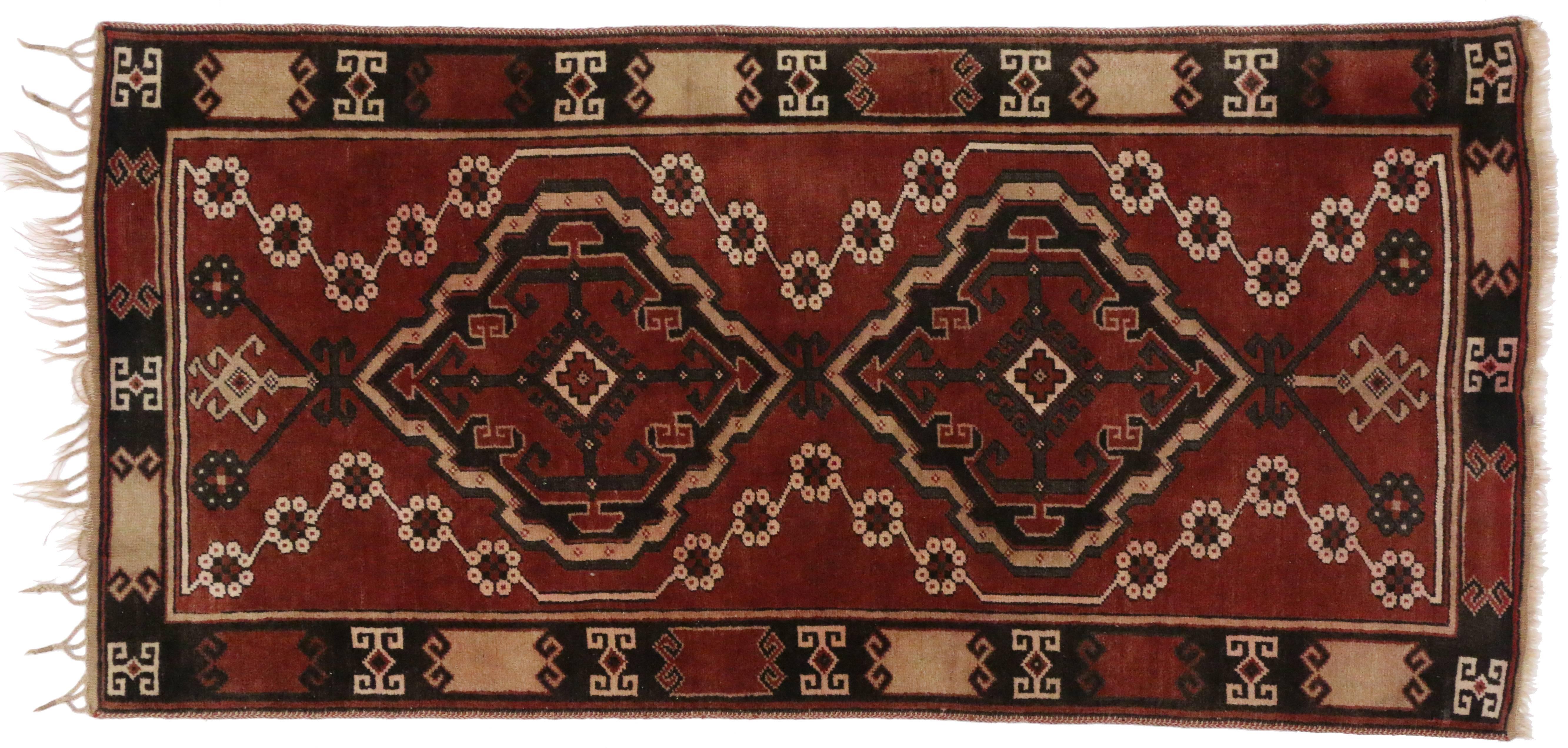 Tapis turc vintage d'appoint Oushak avec motif tribal en vente 1