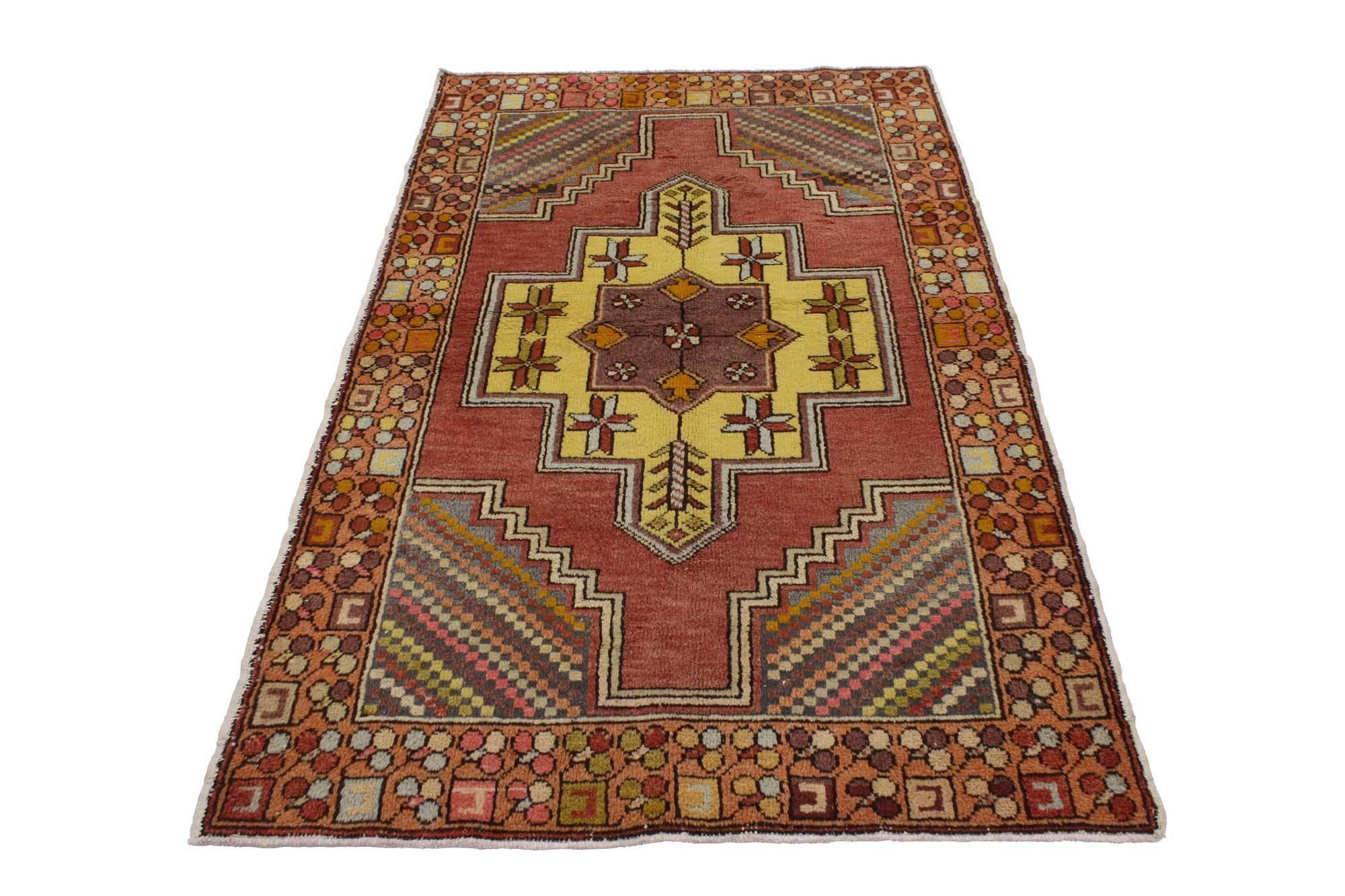 51774, vintage Turkish Oushak accent rug, entry or foyer rug. This hand-knotted wool vintage Turkish Oushak rug features a modern traditional style. Immersed in Anatolian history and refined colors, this vintage Oushak rug combines simplicity with