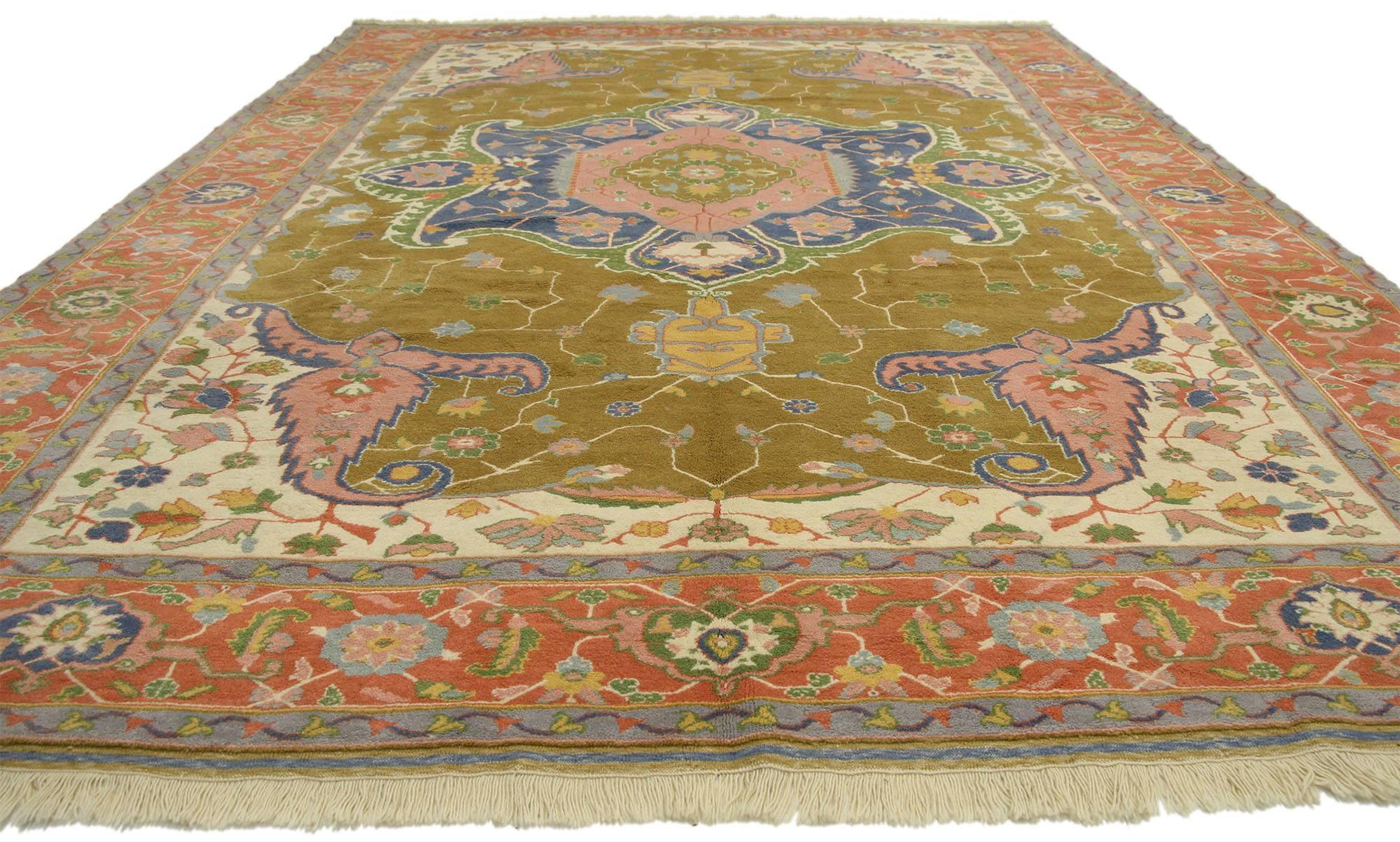77115 tapis vintage turc Oushak d'Anatolie avec un style rétro bohème méditerranéen. Ce tapis turc d'origine anatolienne Oushak, en laine nouée à la main, présente un motif géométrique sur toute sa surface, composé d'un médaillon cuspidé à grande
