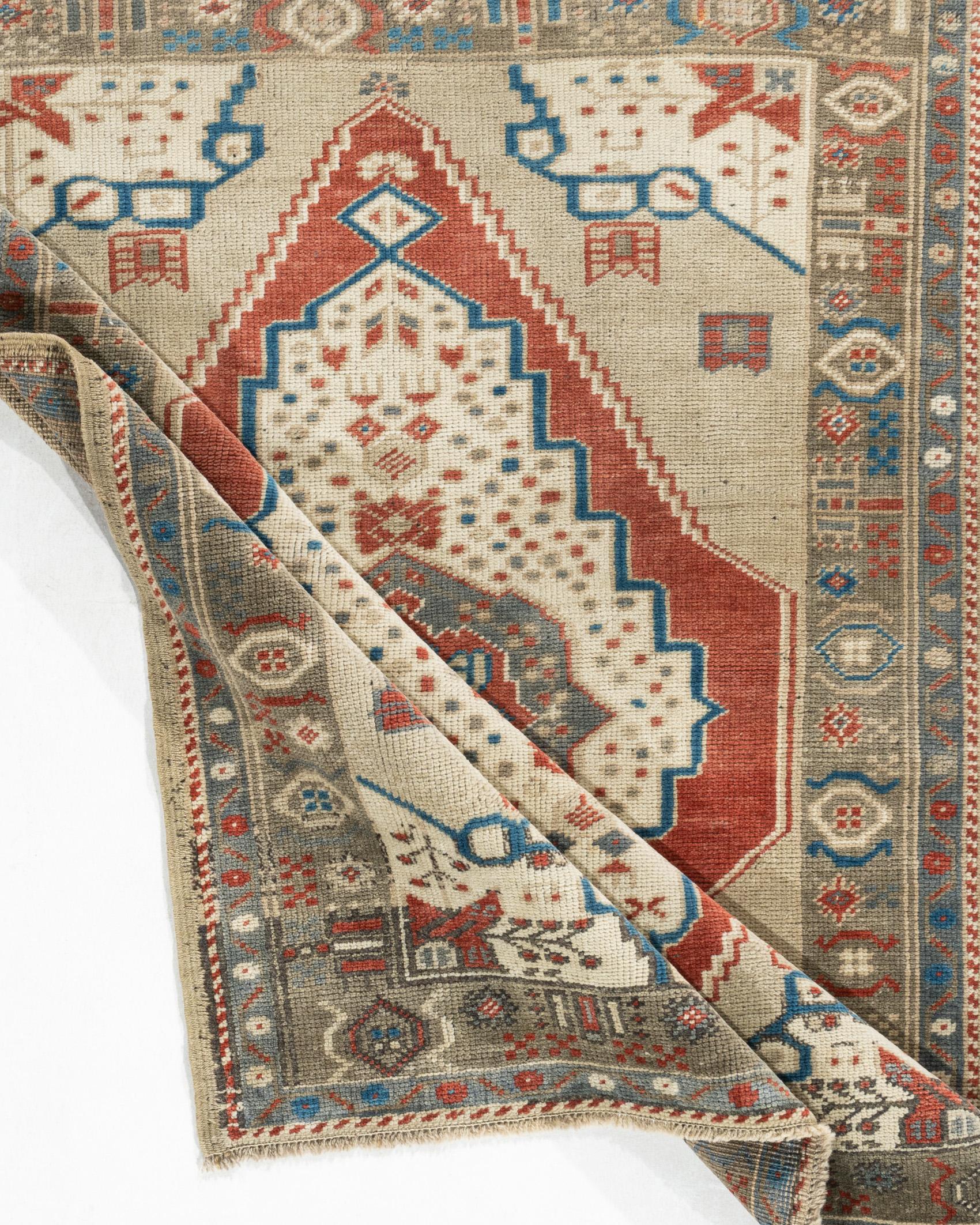 Vintage Turkish Oushak Area Rug 2'11 X 3'9. Handgewebt in der Türkei, wo das Weben von Teppichen eher eine Kultur als ein Geschäft ist. Teppiche aus der Türkei sind bekannt für die hohe Qualität ihrer Wolle, ihre schönen Muster und warmen Farben.