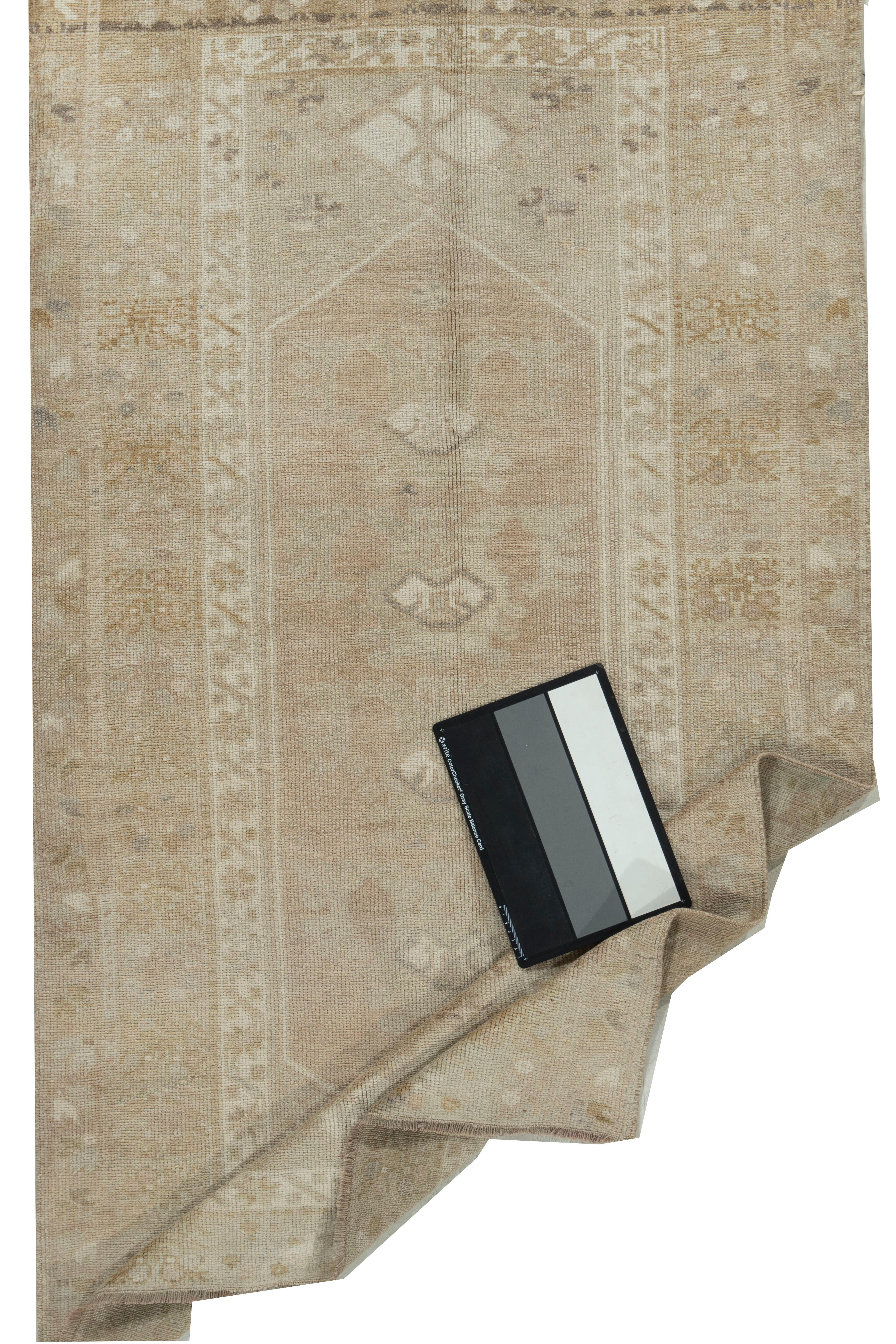 3'3 x 5'1 Alfombra Turca Vintage Oushak . Incluso hoy en día, las alfombras Oushak siguen siendo la primera elección de los diseñadores de interiores profesionales. A veces, esto se debe a que, al clasificar las alfombras Oushak, los entendidos en