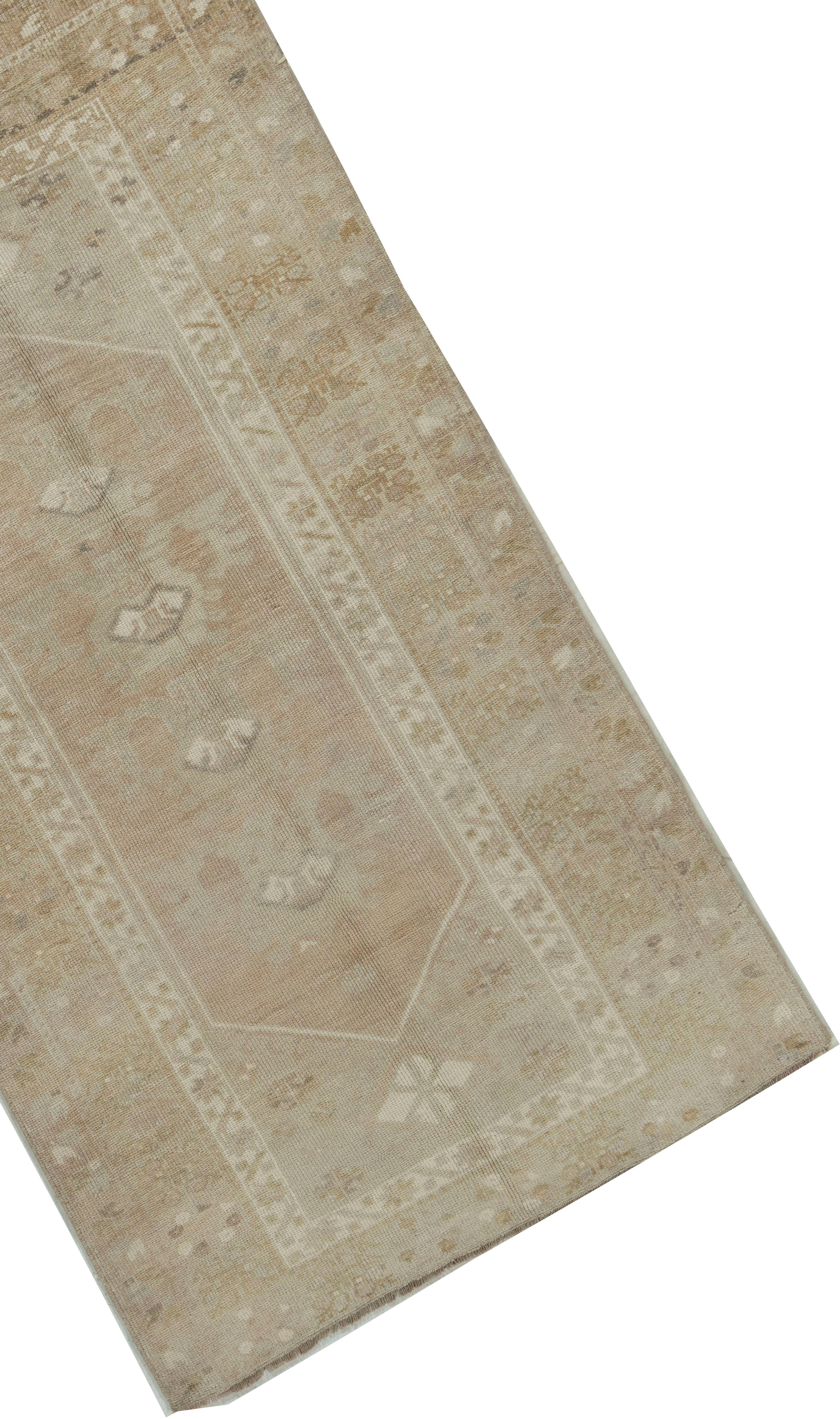 Alfombra turca vintage de lana marrón anudada a mano Oushak en Bueno estado para la venta en New York, NY