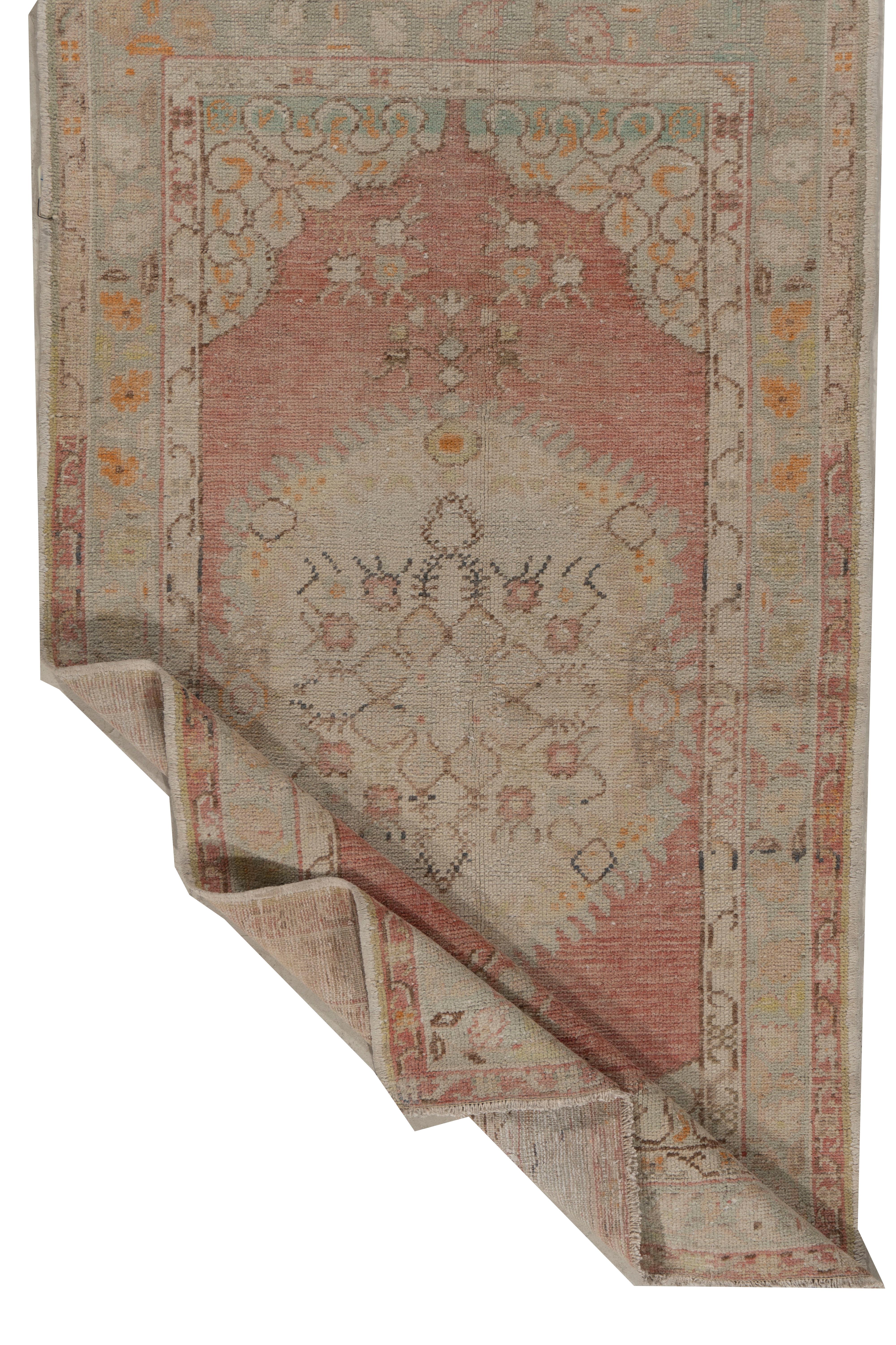 3'3 x 5'3 Vintage Turkish Oushak Area Rug . Oushaks sind bekannt für ihre sanften Paletten in Kombination mit exzentrischen Zeichnungen. Oushak in der Westtürkei hat die längste ununterbrochene Geschichte der Teppichweberei, die mindestens bis in