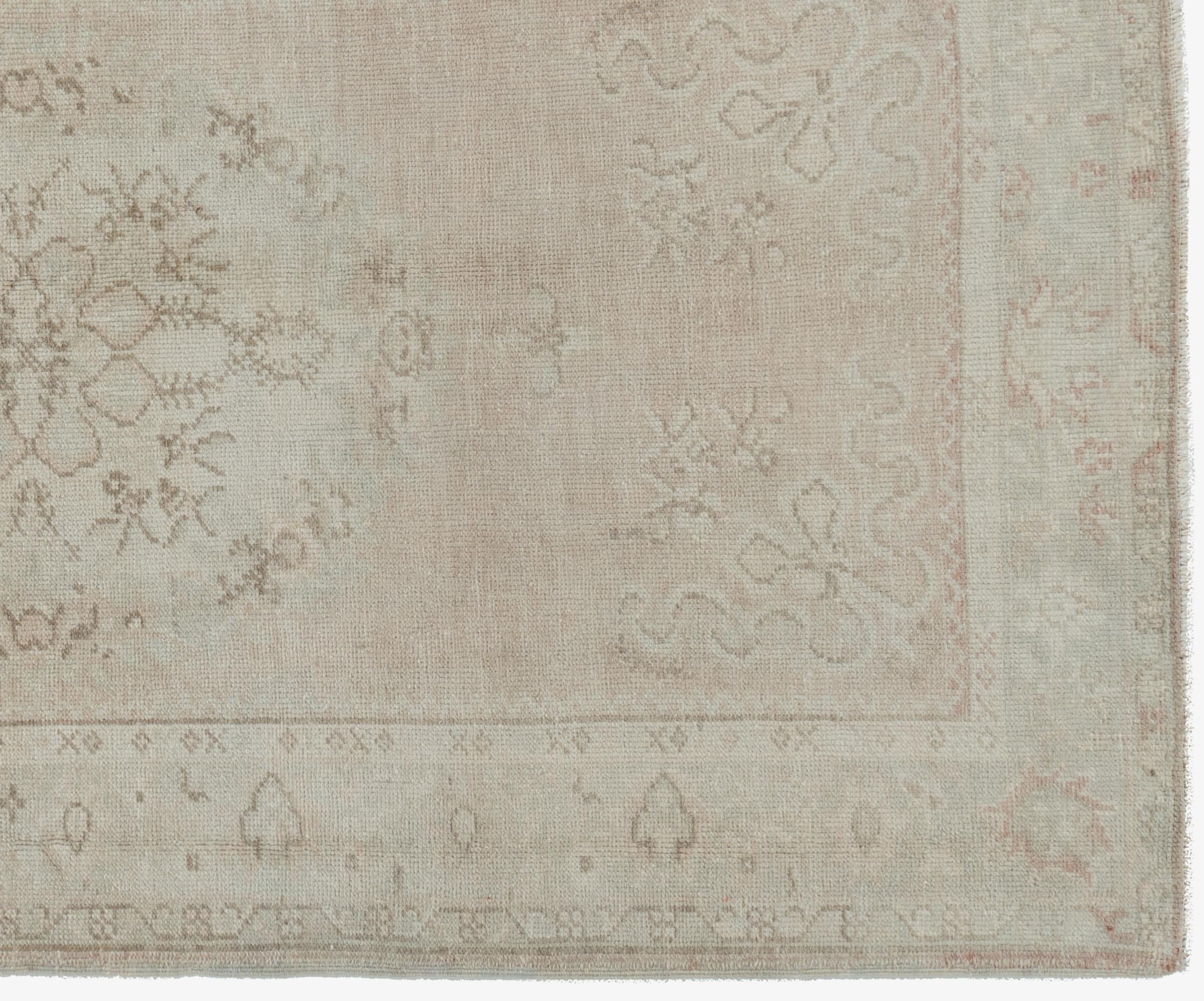 Tapis turc vintage Oushak 3'4 X 6'2. La qualité luxueuse de la laine (pour laquelle les Oushaks ont toujours été célèbres) a contribué à l'éclat des couleurs. Contrairement à la plupart des tapis turcs, les tapis Oushak ont été fortement influencés