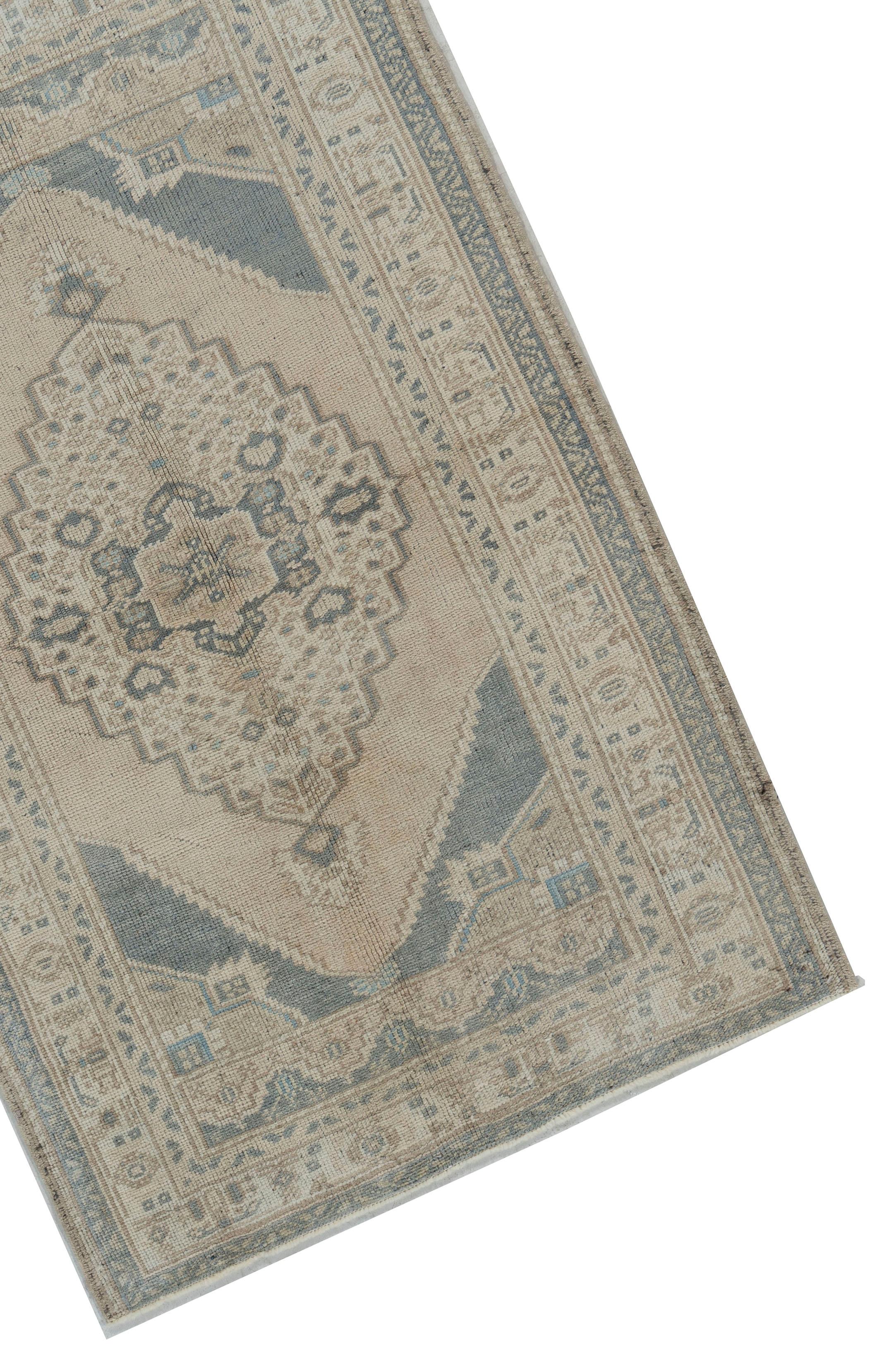 3'7 x 5'5 Alfombra Turca Vintage Oushak . Incluso hoy en día, las alfombras Oushak siguen siendo la primera elección de los diseñadores de interiores profesionales. A veces, esto se debe a que, al clasificar las alfombras Oushak, los entendidos en