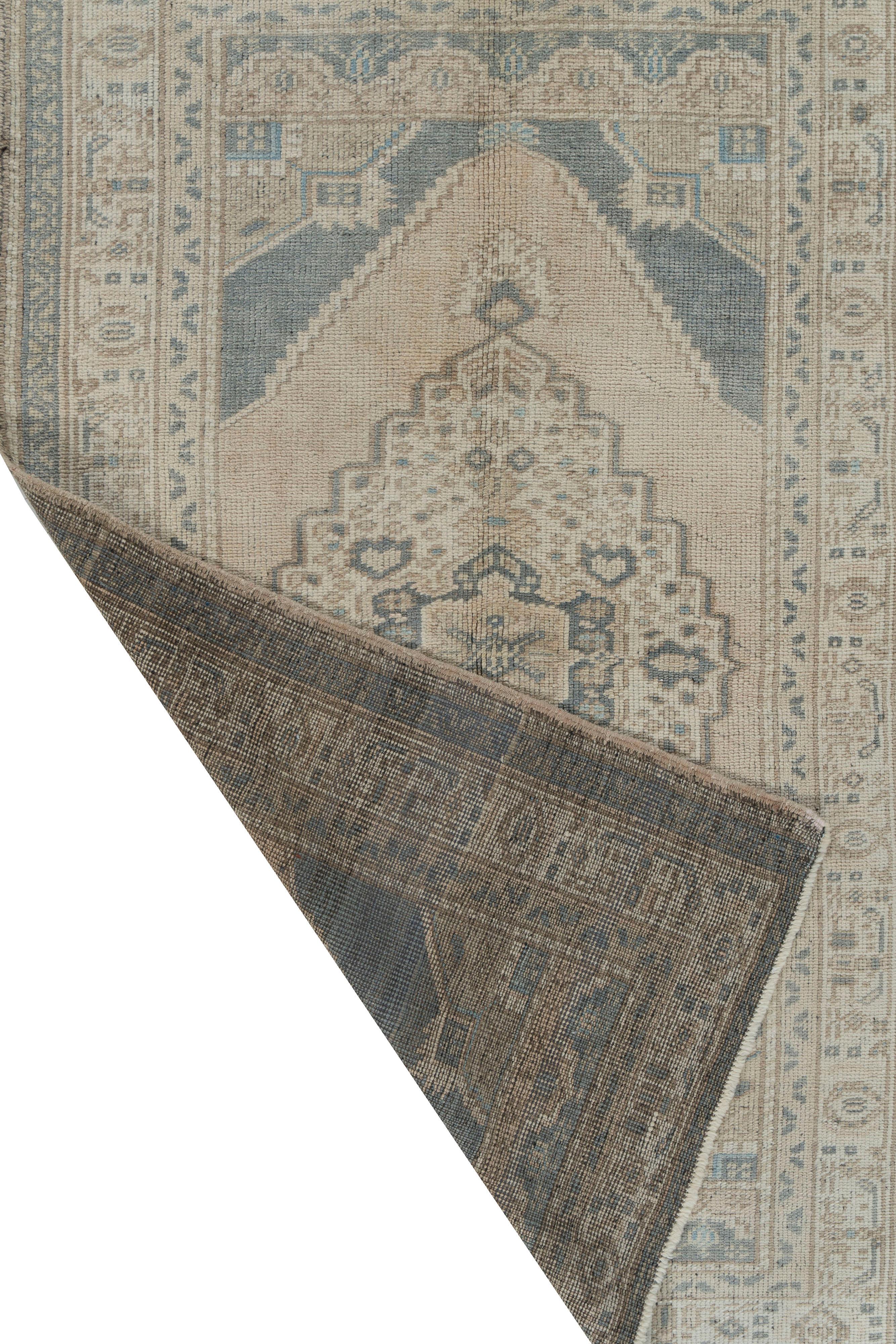 Alfombra turca vintage de lana marrón marfil anudada a mano Oushak en Bueno estado para la venta en New York, NY