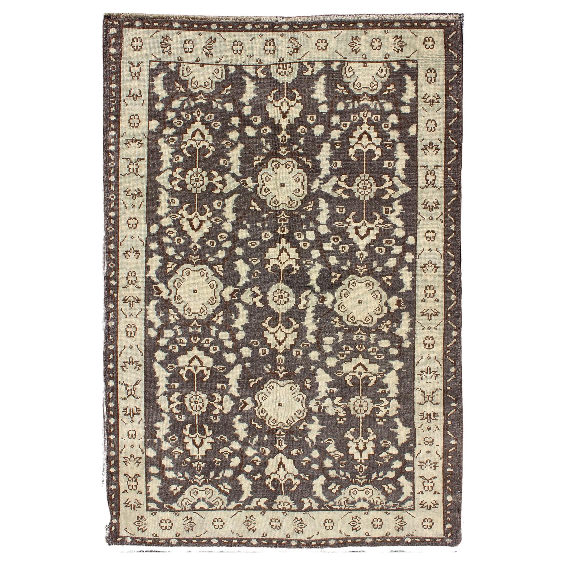 Tapis d'Oushak turc vintage en anthracite foncé, brun et ivoire