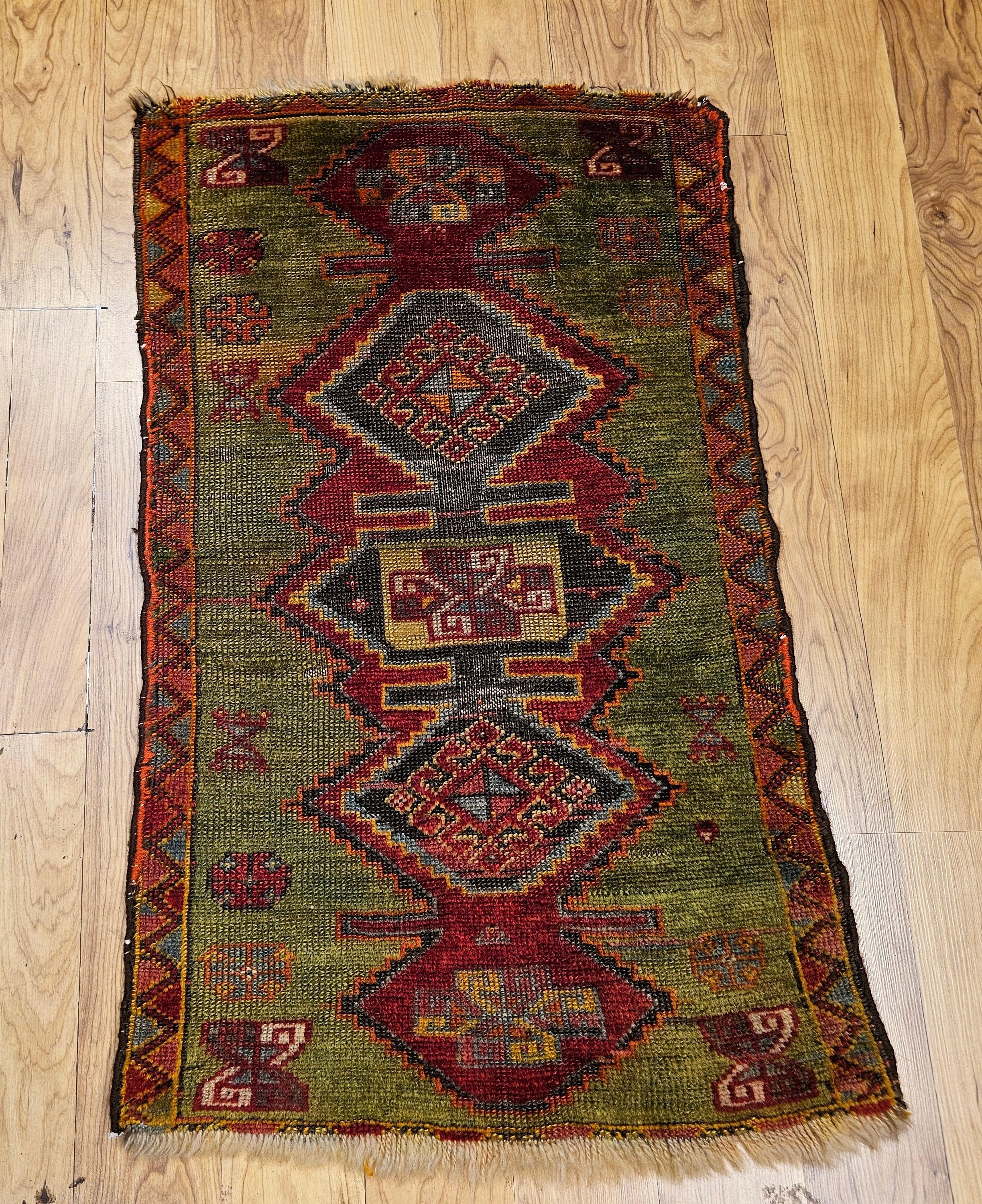 Tappeto vintage turco Oushak con motivo geometrico in verde, giallo e rosso in vendita 3