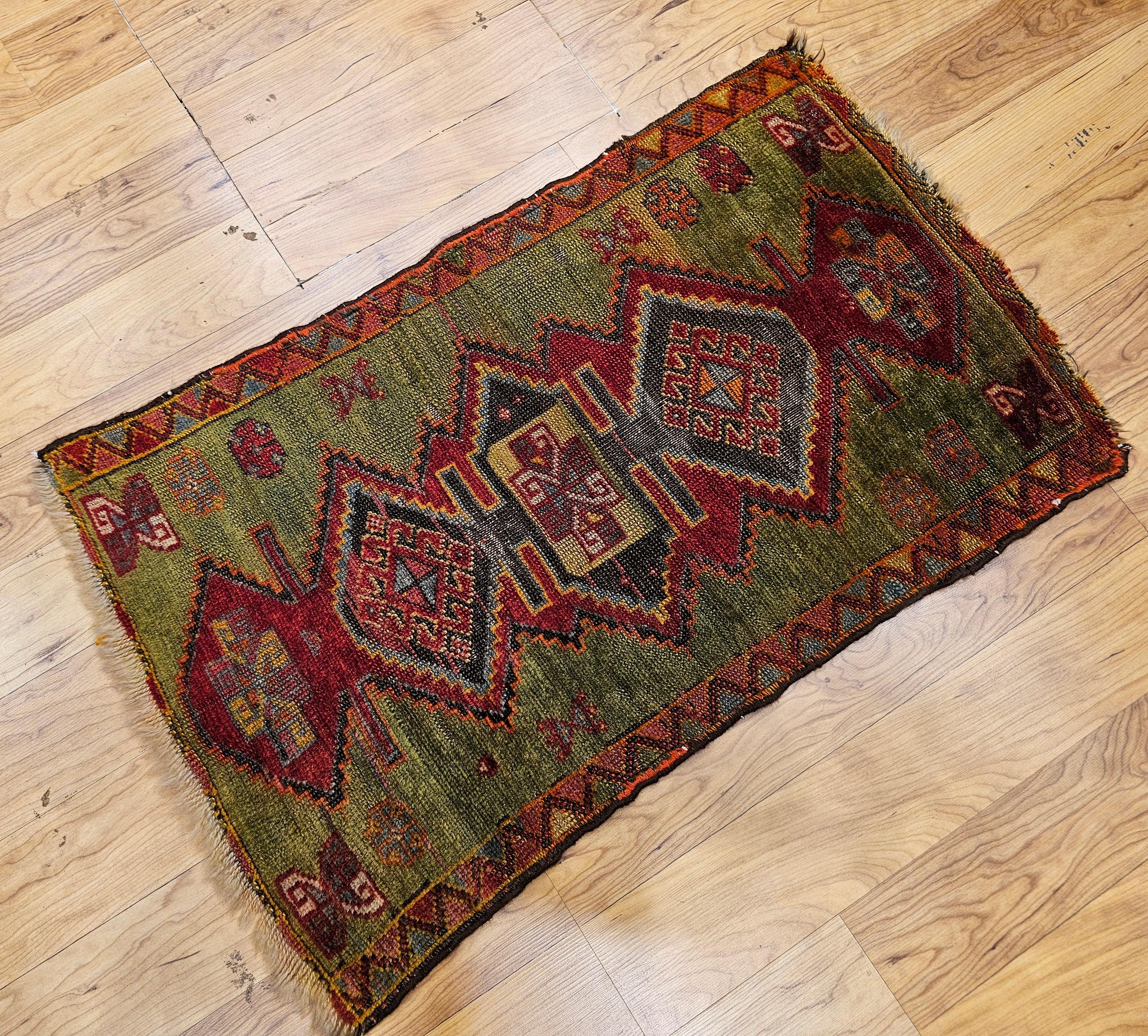 Tappeto vintage turco Oushak con motivo geometrico in verde, giallo e rosso in vendita 4