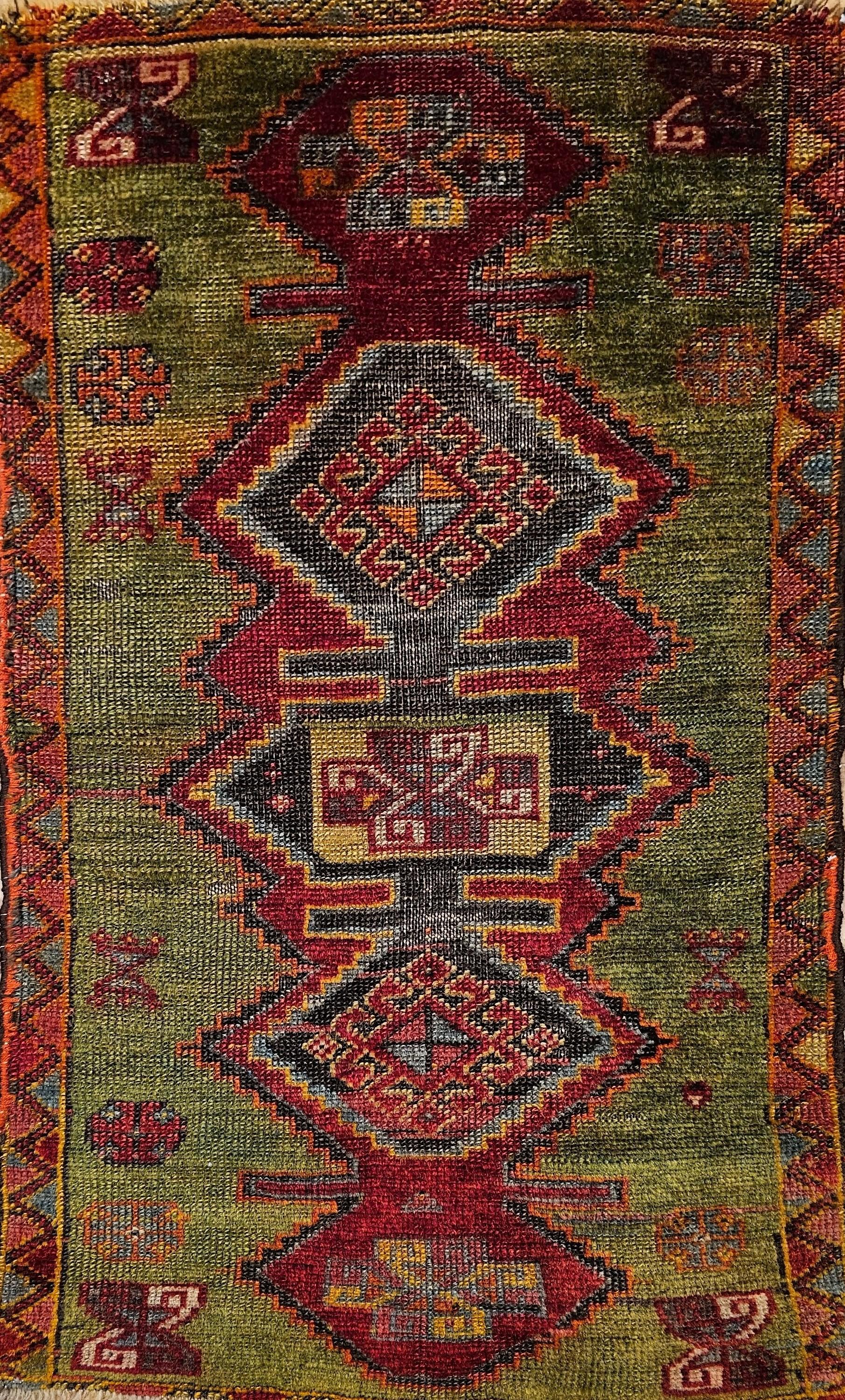 Tappeto vintage turco Oushak con motivo geometrico in verde, giallo e rosso in vendita 5