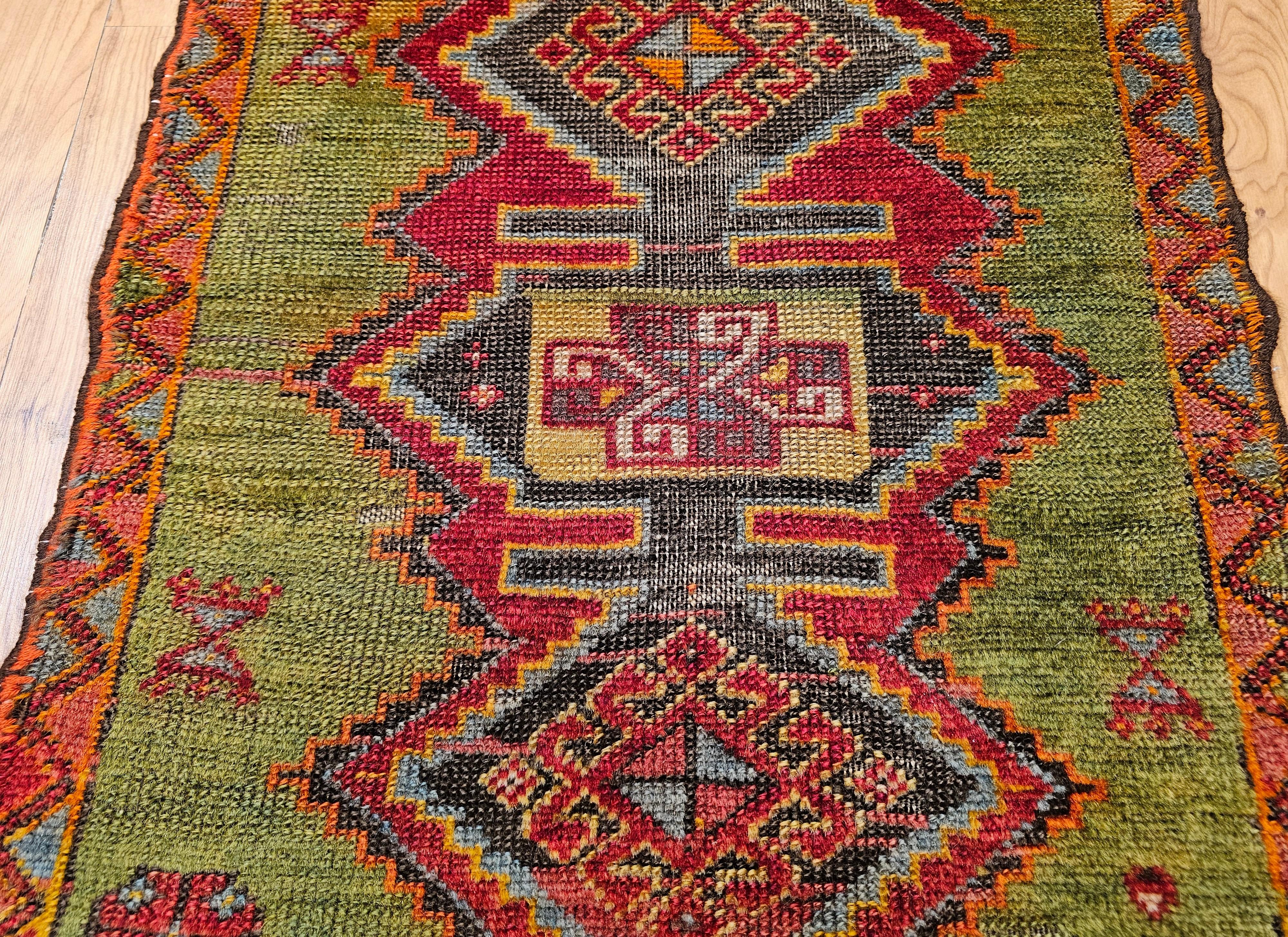 Tappeto vintage turco Oushak con motivo geometrico in verde, giallo e rosso In condizioni buone in vendita a Barrington, IL