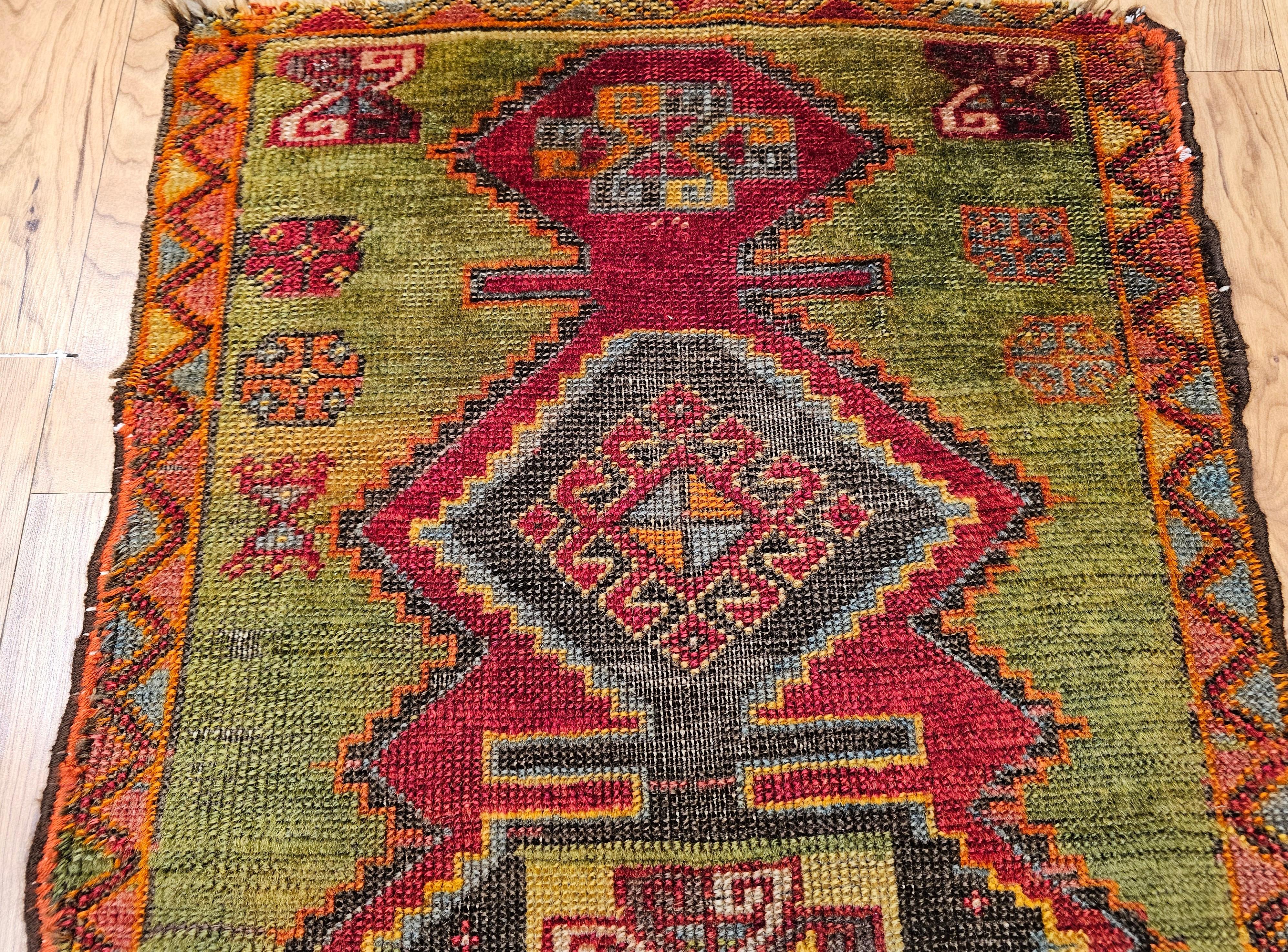 XIX secolo Tappeto vintage turco Oushak con motivo geometrico in verde, giallo e rosso in vendita