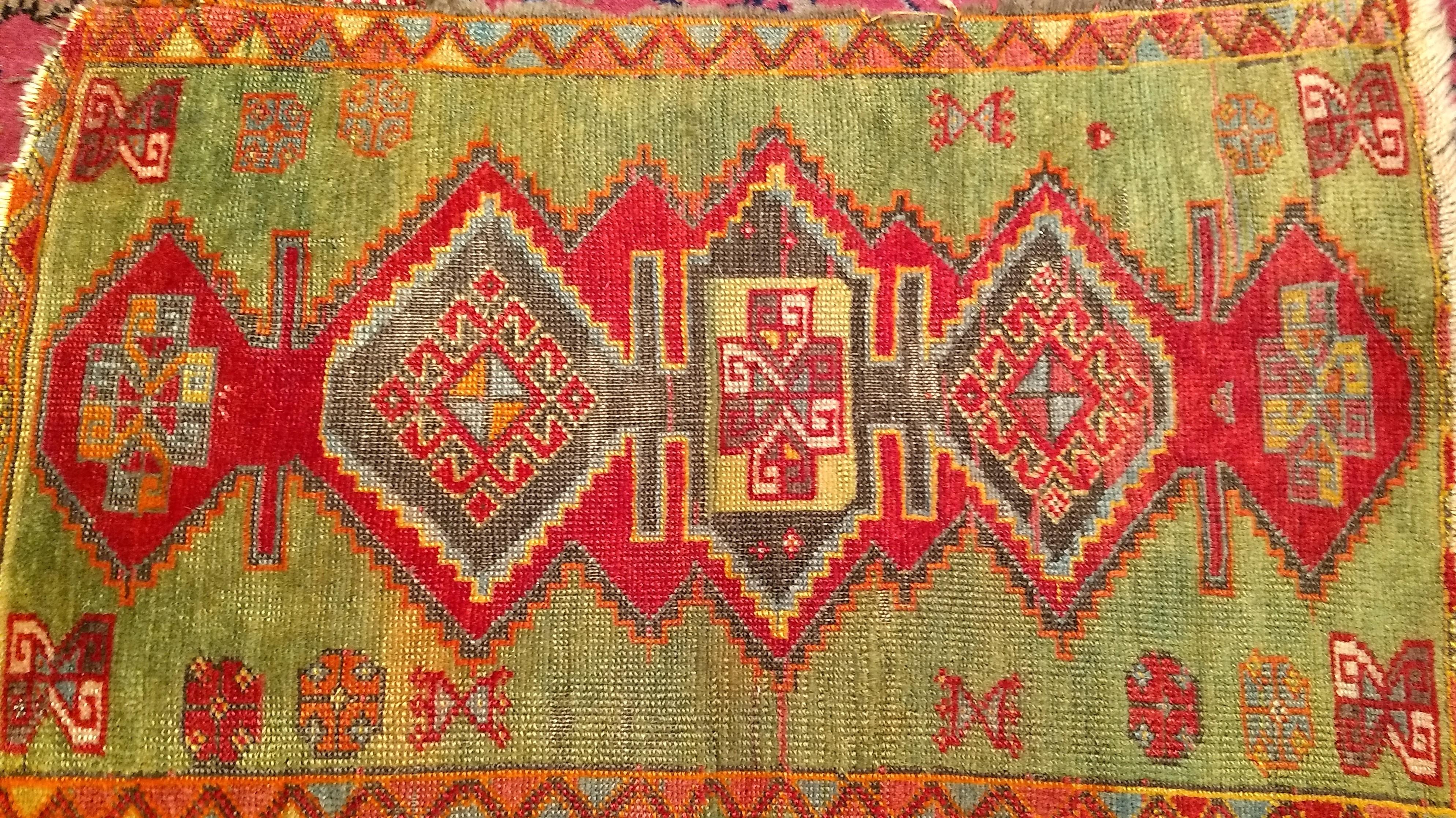 Lana Tappeto vintage turco Oushak con motivo geometrico in verde, giallo e rosso in vendita