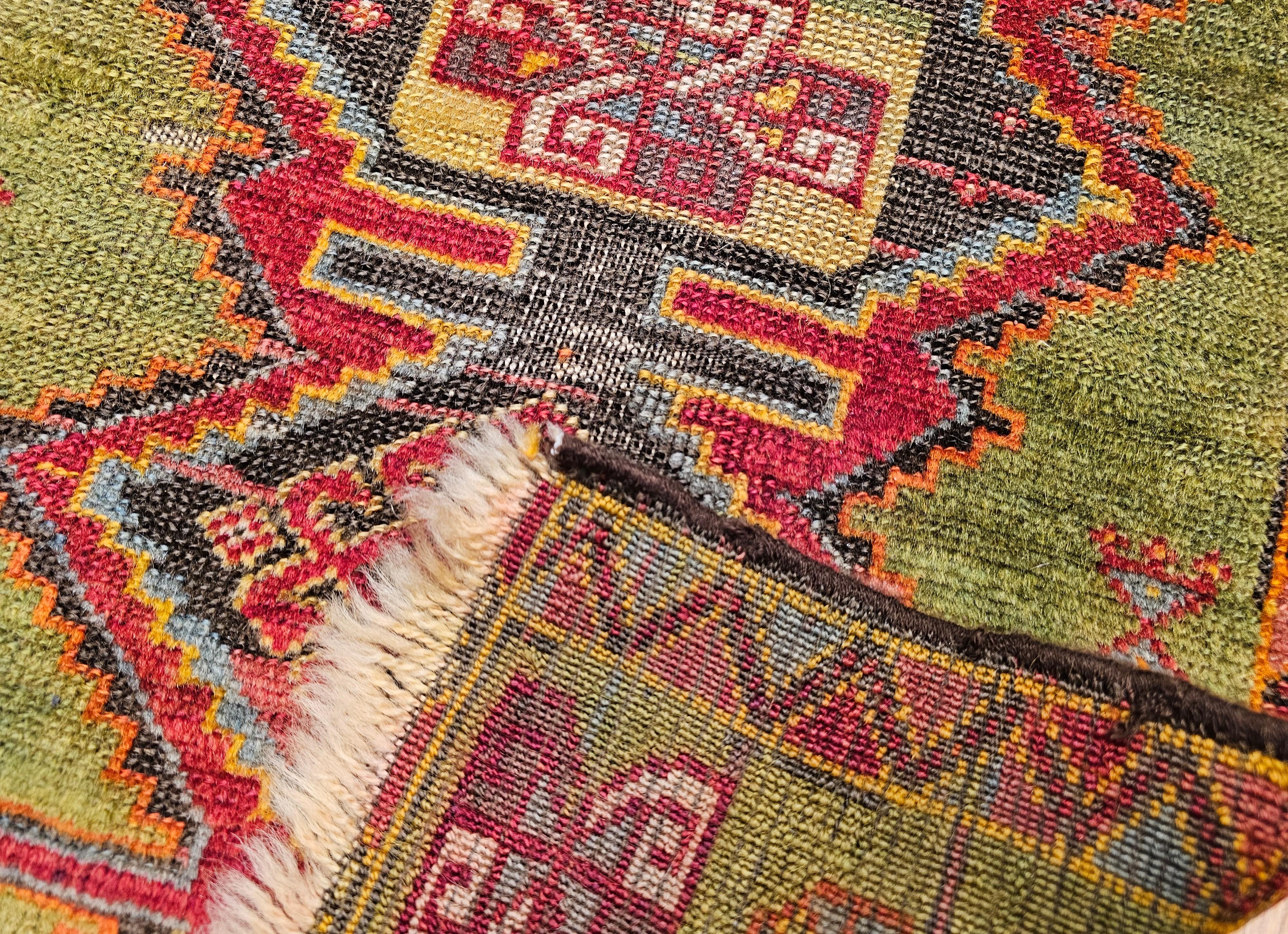 Tappeto vintage turco Oushak con motivo geometrico in verde, giallo e rosso in vendita 1