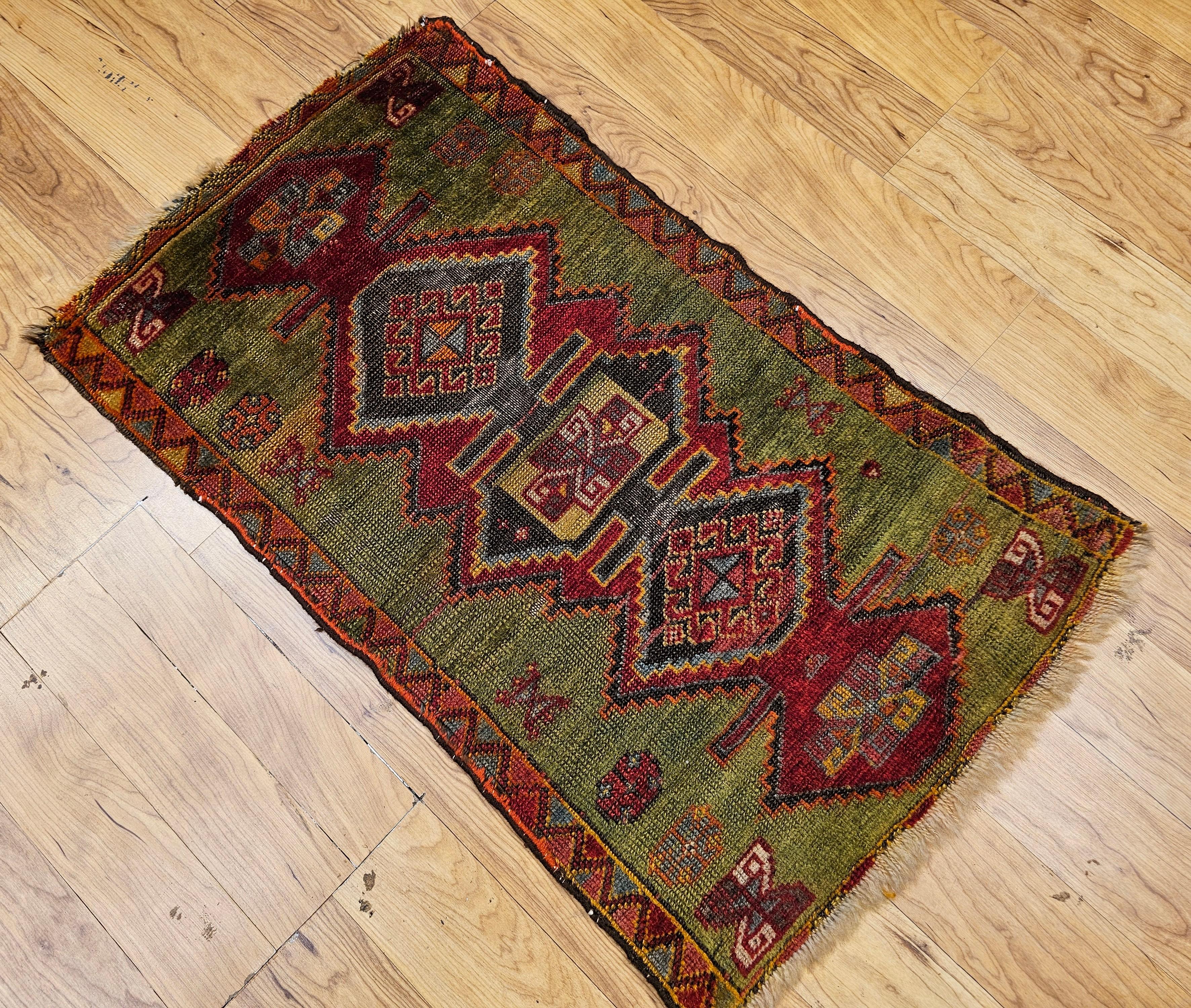 Tappeto vintage turco Oushak con motivo geometrico in verde, giallo e rosso in vendita 2