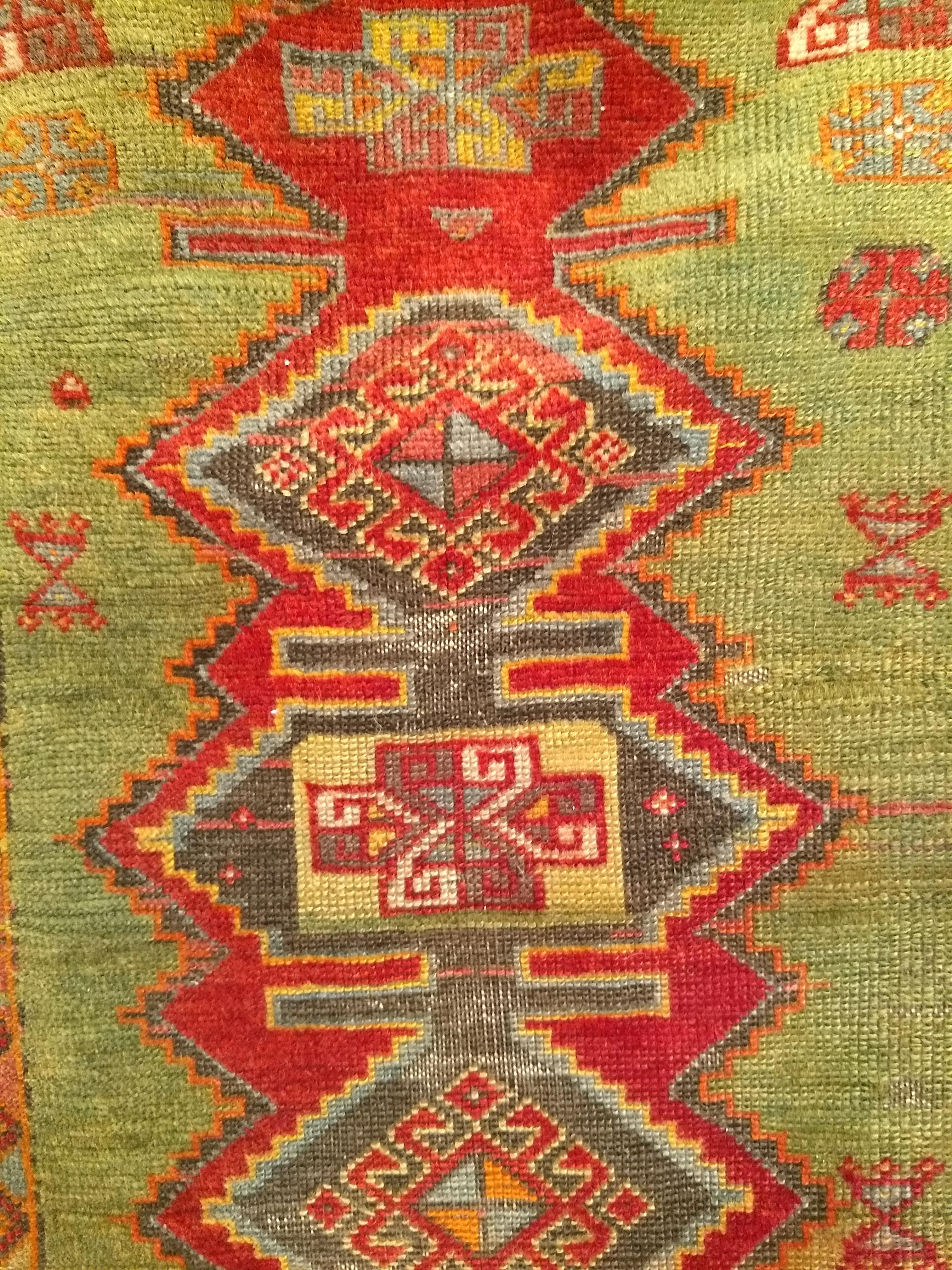 Vintage Turkish Oushak Area Rug mit geometrischem Muster in Grün, Gelb, Rot im Angebot